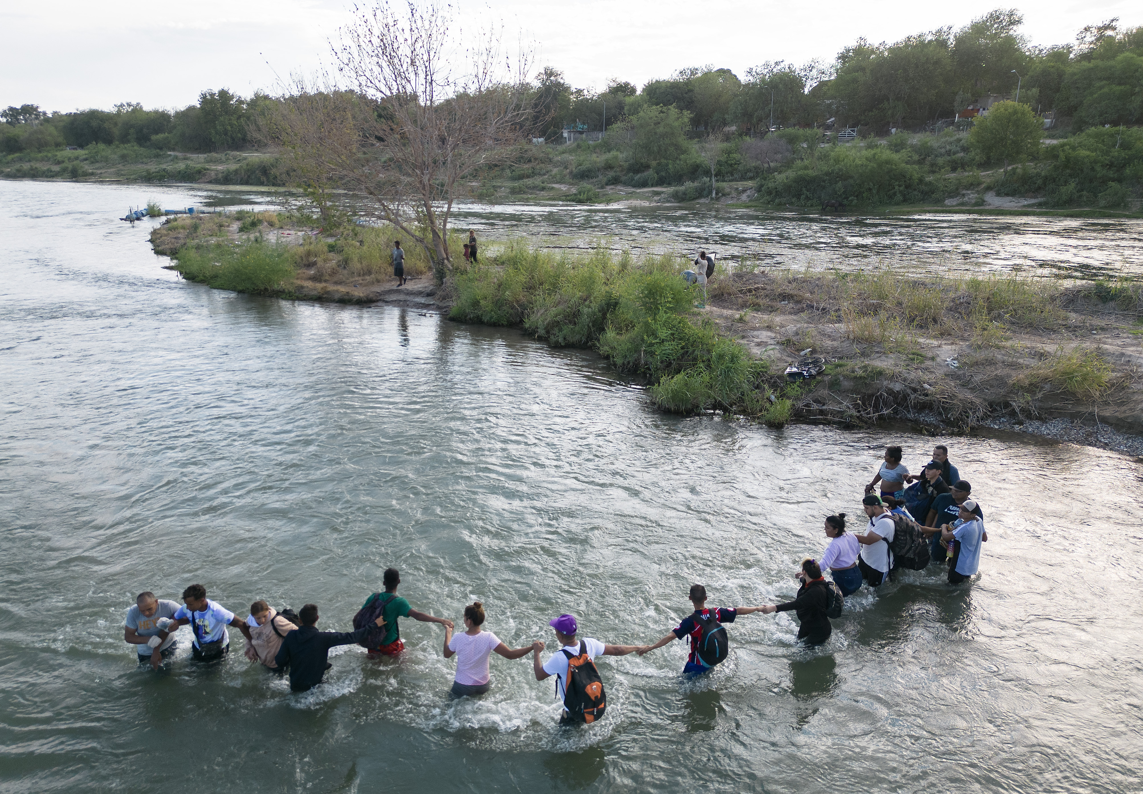 Dozens of migrants arrive at US-Mexico border