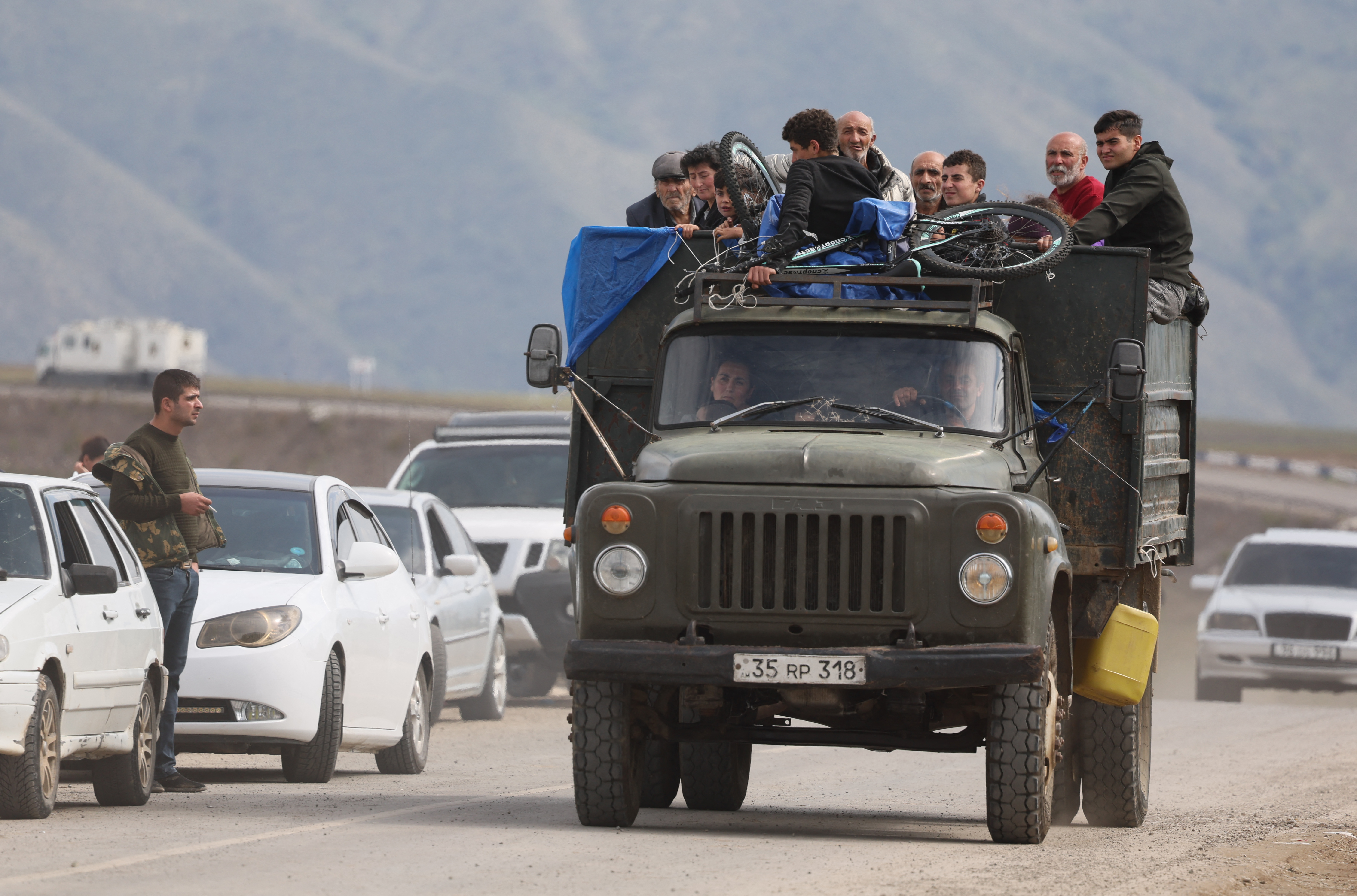 Thousands of Armenians flee from Nagorno-Karabakh