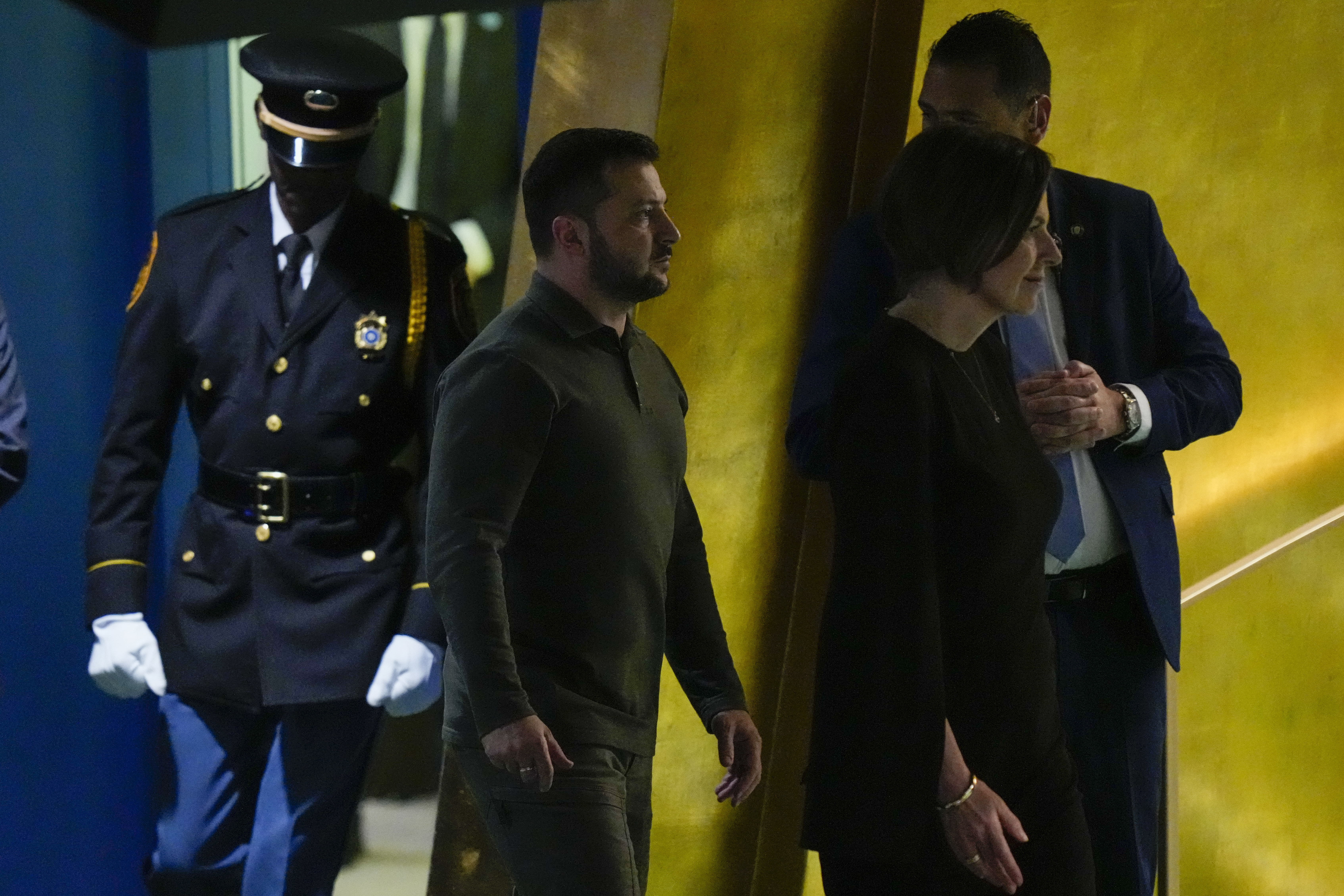 Voldymyr Zelenskyy being escorted to the podium to deliver his speech at the UNGA.