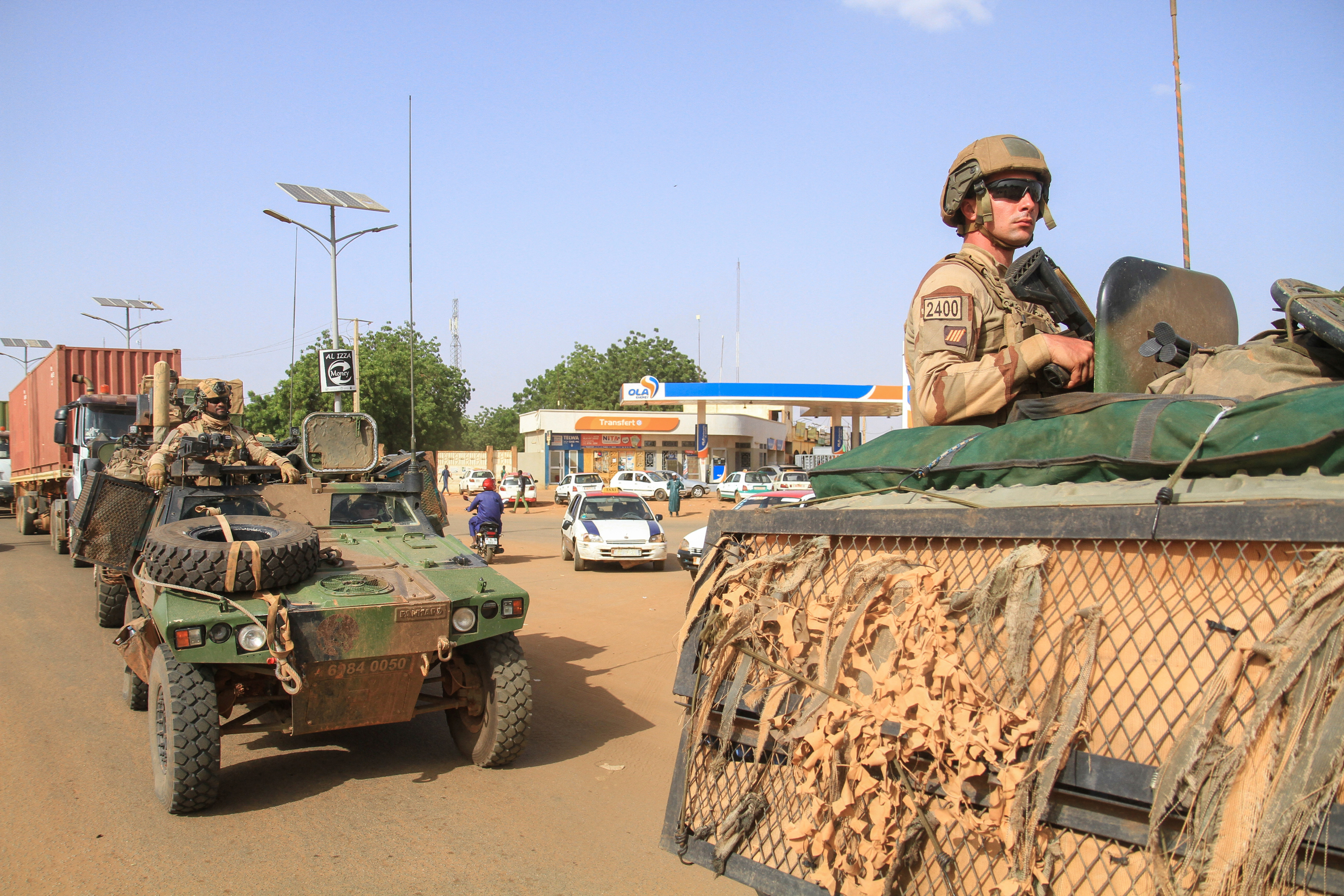A convoy of French troops based in Niger drives by as they prepare to leave Niger, in Niamey, October 10, 2023. REUTERS/Mahamadou Hamidou NO RESALES. NO ARCHIVES