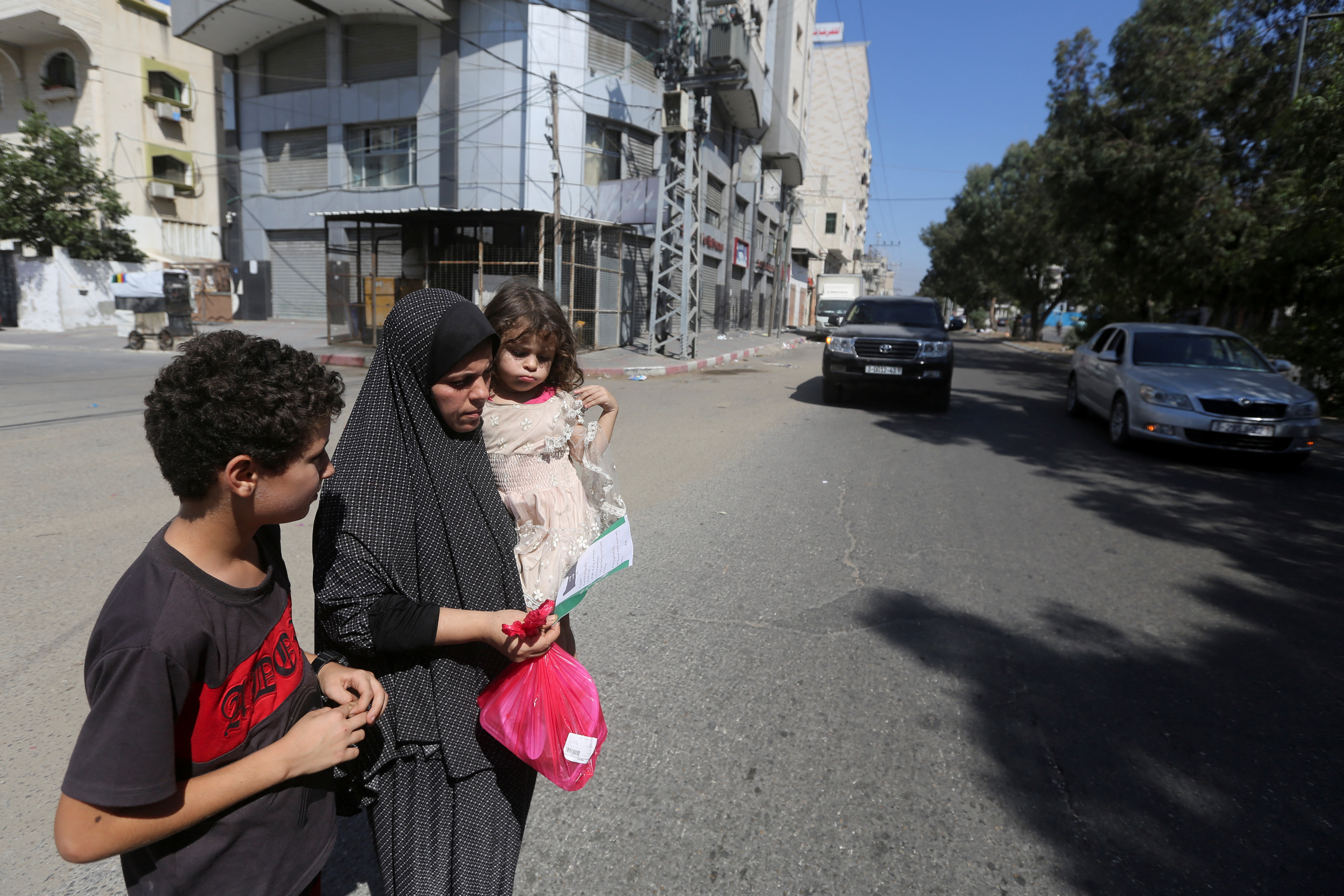 Palestinians flee their houses heading toward the southern part of Gaza Strip
