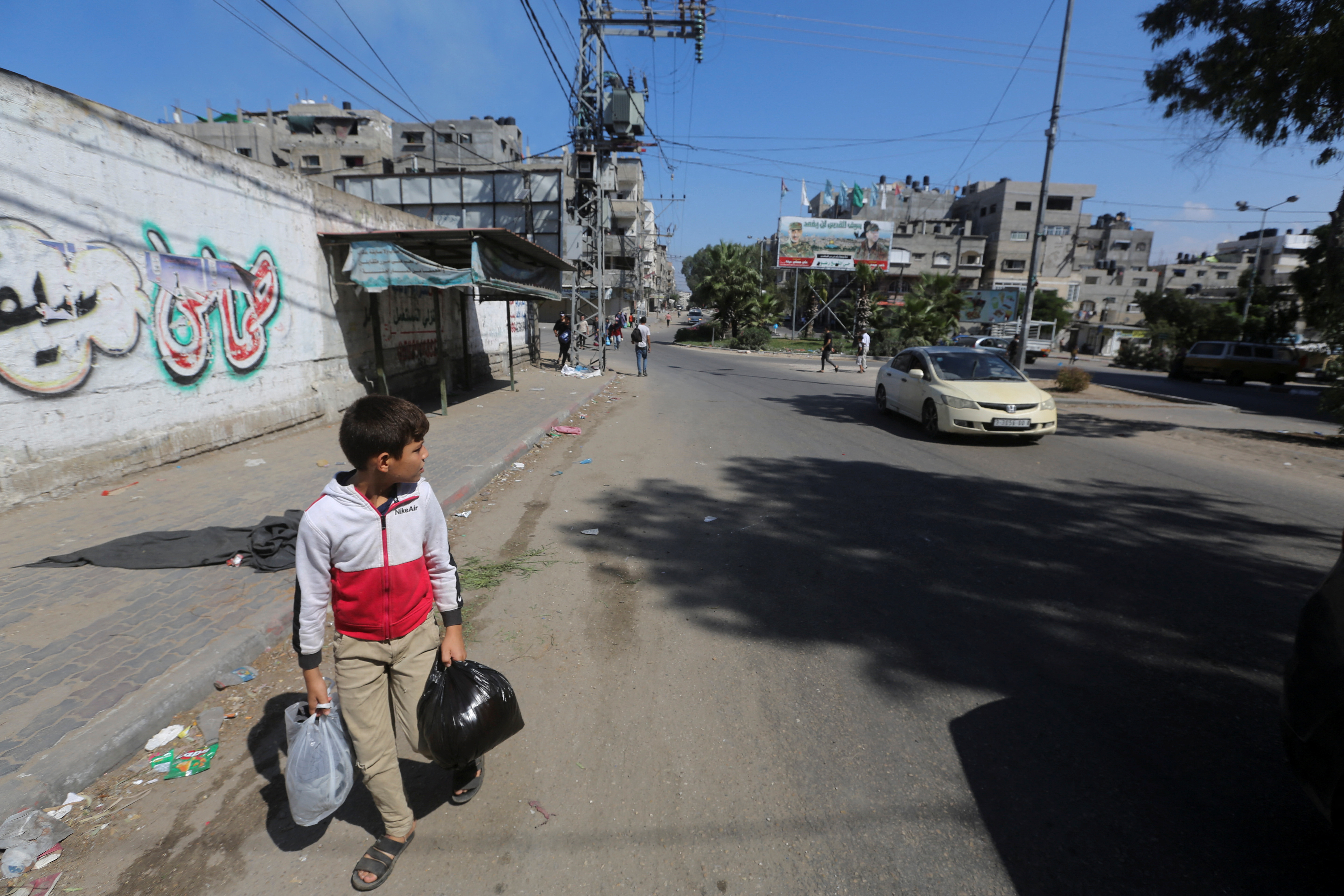 Palestinians flee their houses heading toward the southern part of Gaza Strip