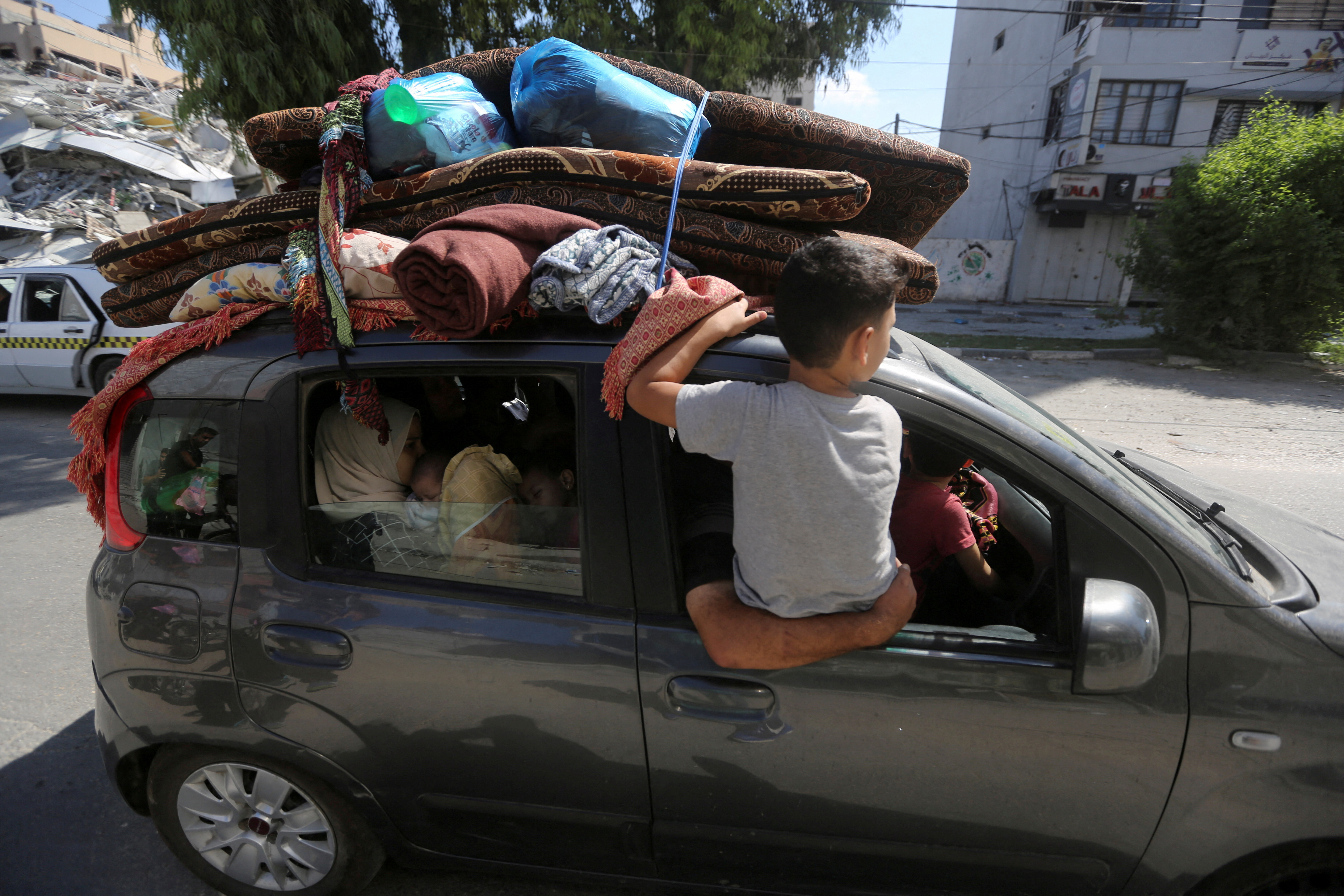 Palestinians flee their houses heading toward the southern part of Gaza Strip