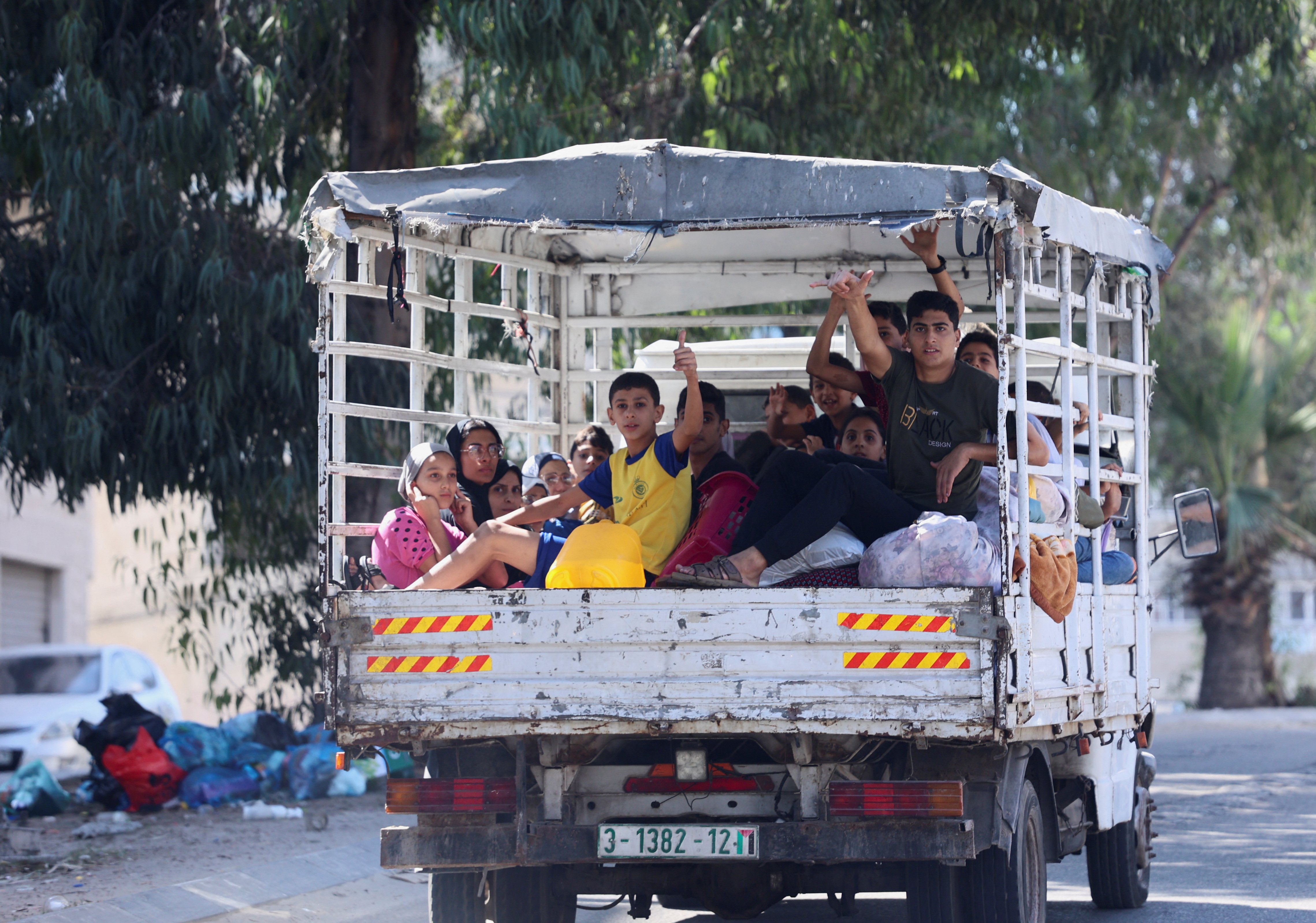 Palestinians flee their houses heading toward the southern part of Gaza Strip