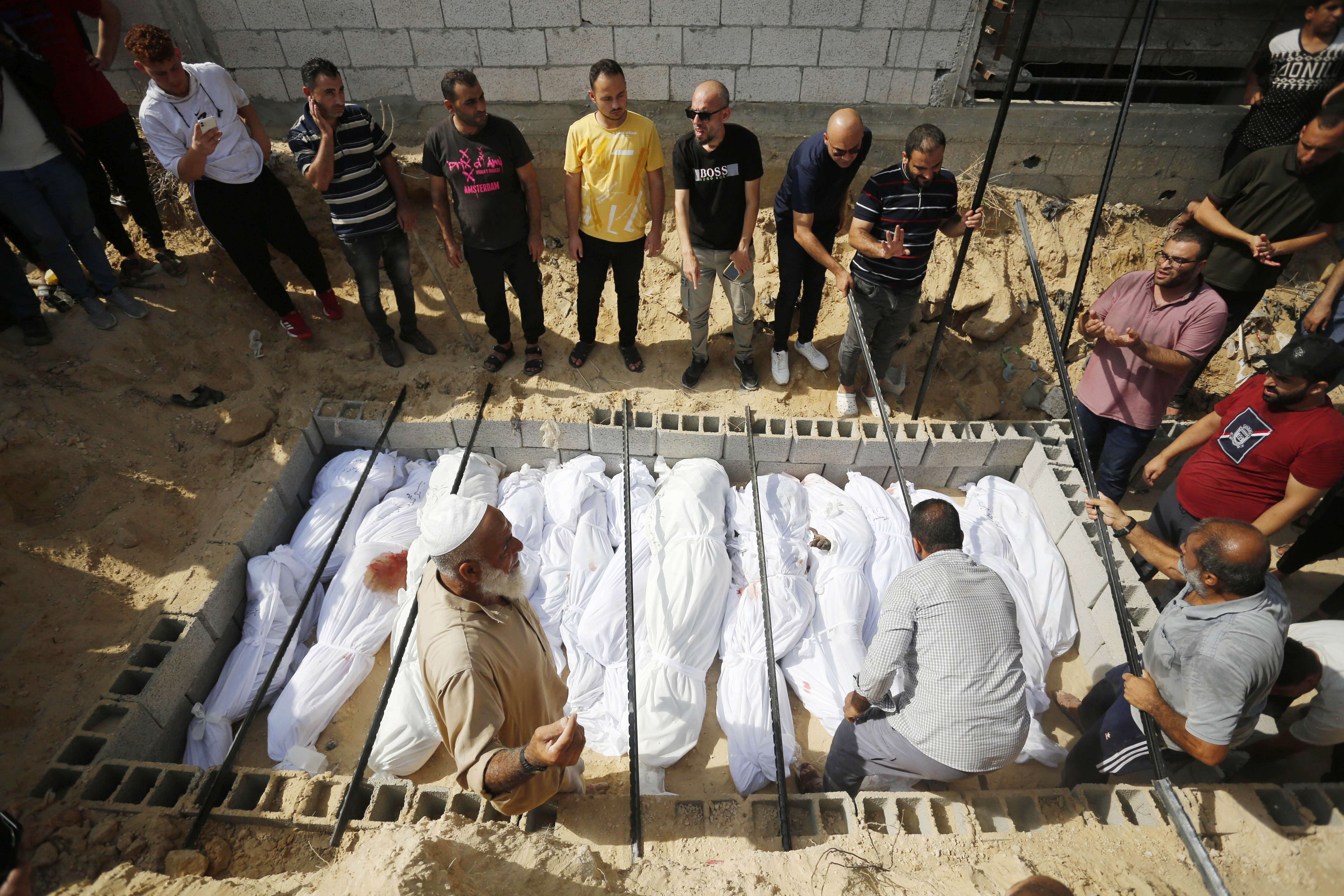 Mass graves in Deir al-Balah/Al-Aqsa Martyrs Hospital