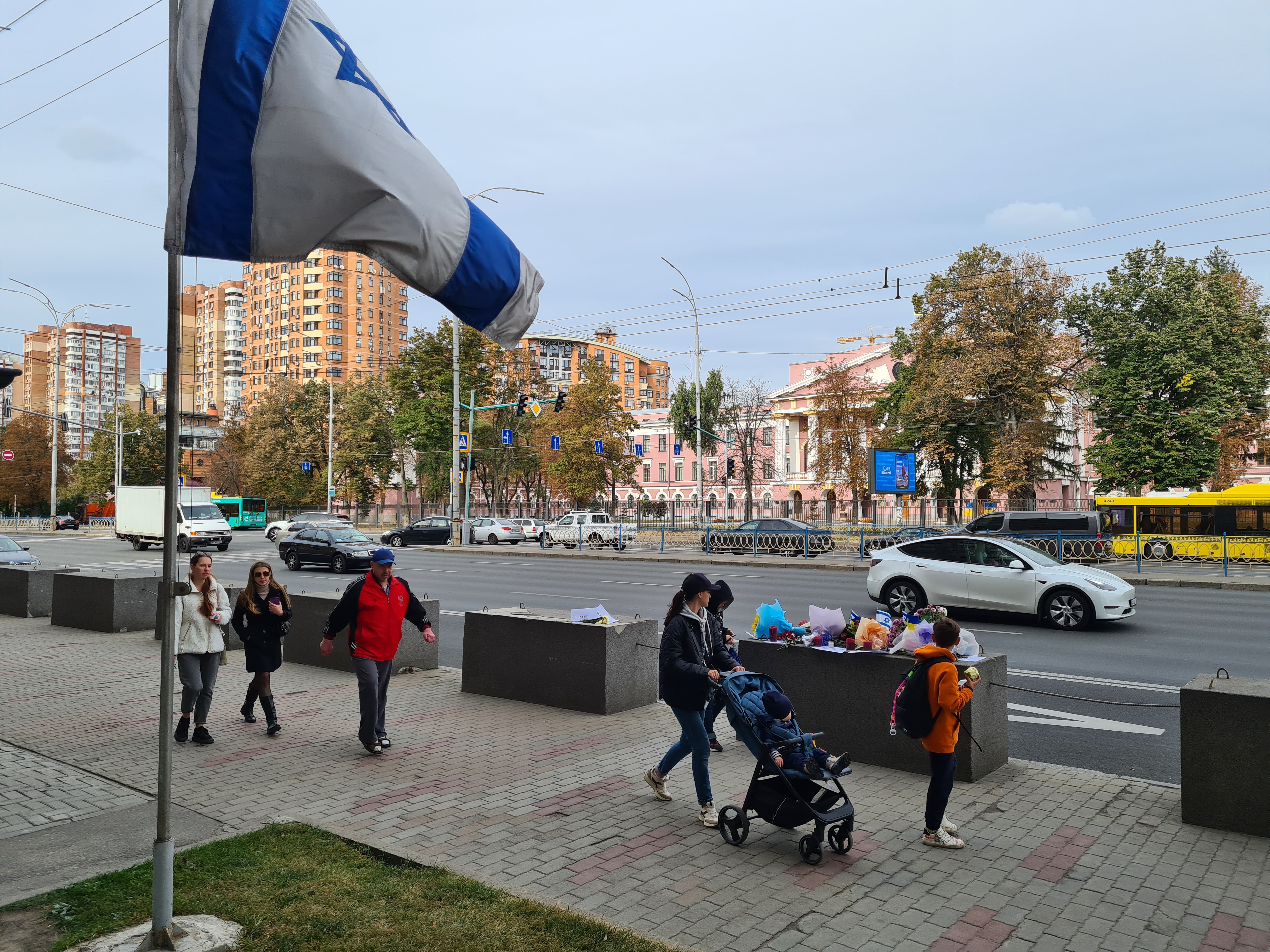Ukrainians walking outside the Israeli embassy building in Kyiv-1696946842