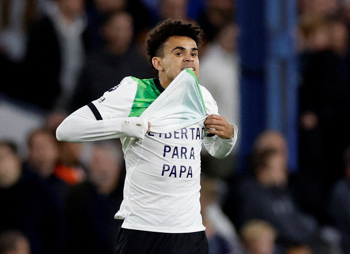 Soccer Football - Premier League - Luton Town v Liverpool - Kenilworth Road, Luton, Britain - November 5, 2023 Liverpool's Luis Diaz celebrates scoring their first goal Action Images via Reuters/Peter Cziborra NO USE WITH UNAUTHORIZED AUDIO, VIDEO, DATA, FIXTURE LISTS, CLUB/LEAGUE LOGOS OR 'LIVE' SERVICES. ONLINE IN-MATCH USE LIMITED TO 45 IMAGES, NO VIDEO EMULATION. NO USE IN BETTING, GAMES OR SINGLE CLUB/LEAGUE/PLAYER PUBLICATIONS. TPX IMAGES OF THE DAY