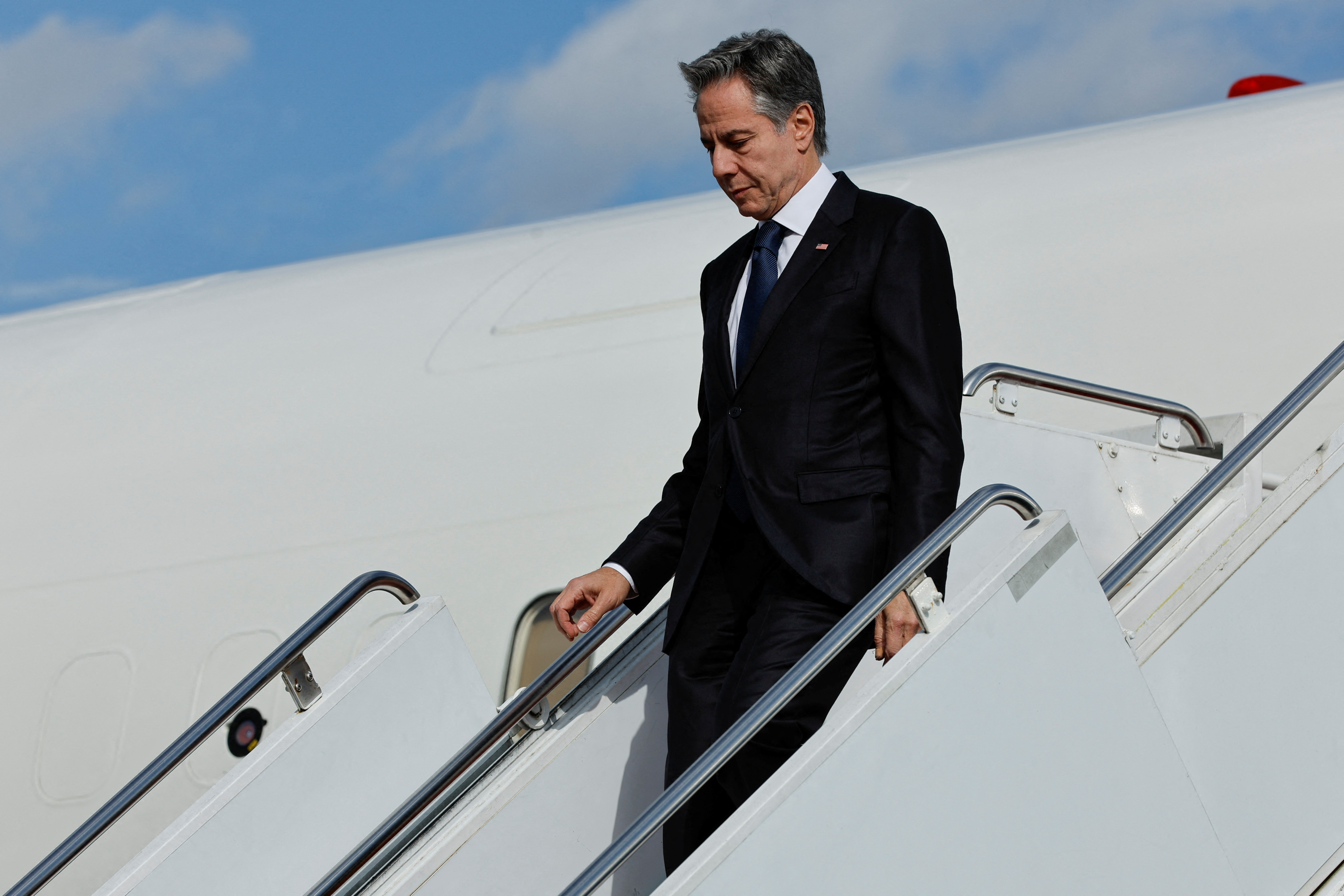 U.S. Secretary of State Antony Blinken disembarks from an aircraft at Yokota Air Base ahead of G7 ministerial meetings in Tokyo, Japan, November 7, 2023. REUTERS/Jonathan Ernst/Pool