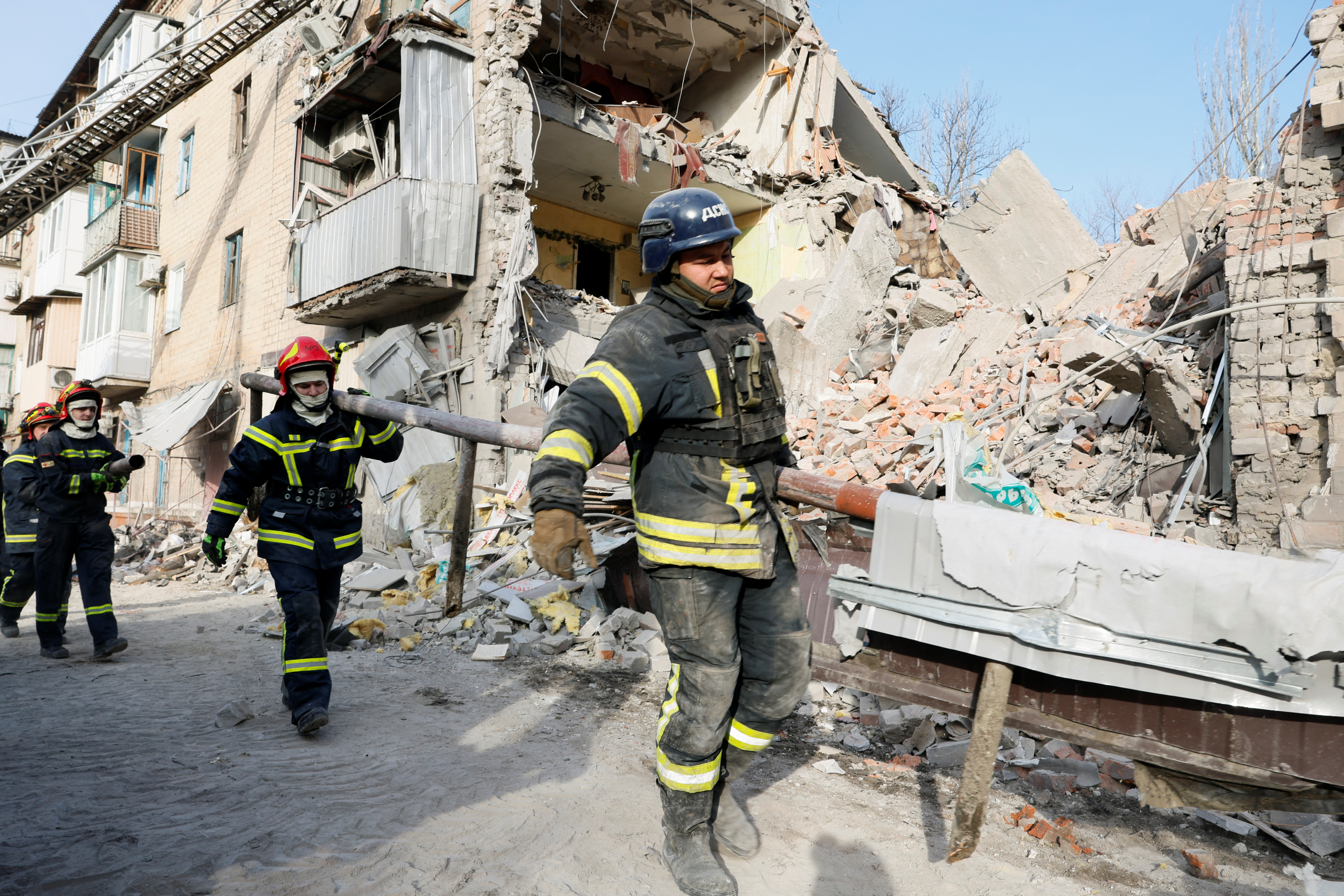 Rescuers work at the site of residential houses heavily damaged by a Russian missile strike, amid Russia's attack on Ukraine, in the town of Selydove, Donetsk region, Ukraine November 15, 2023. REUTERS/Alina Smutko