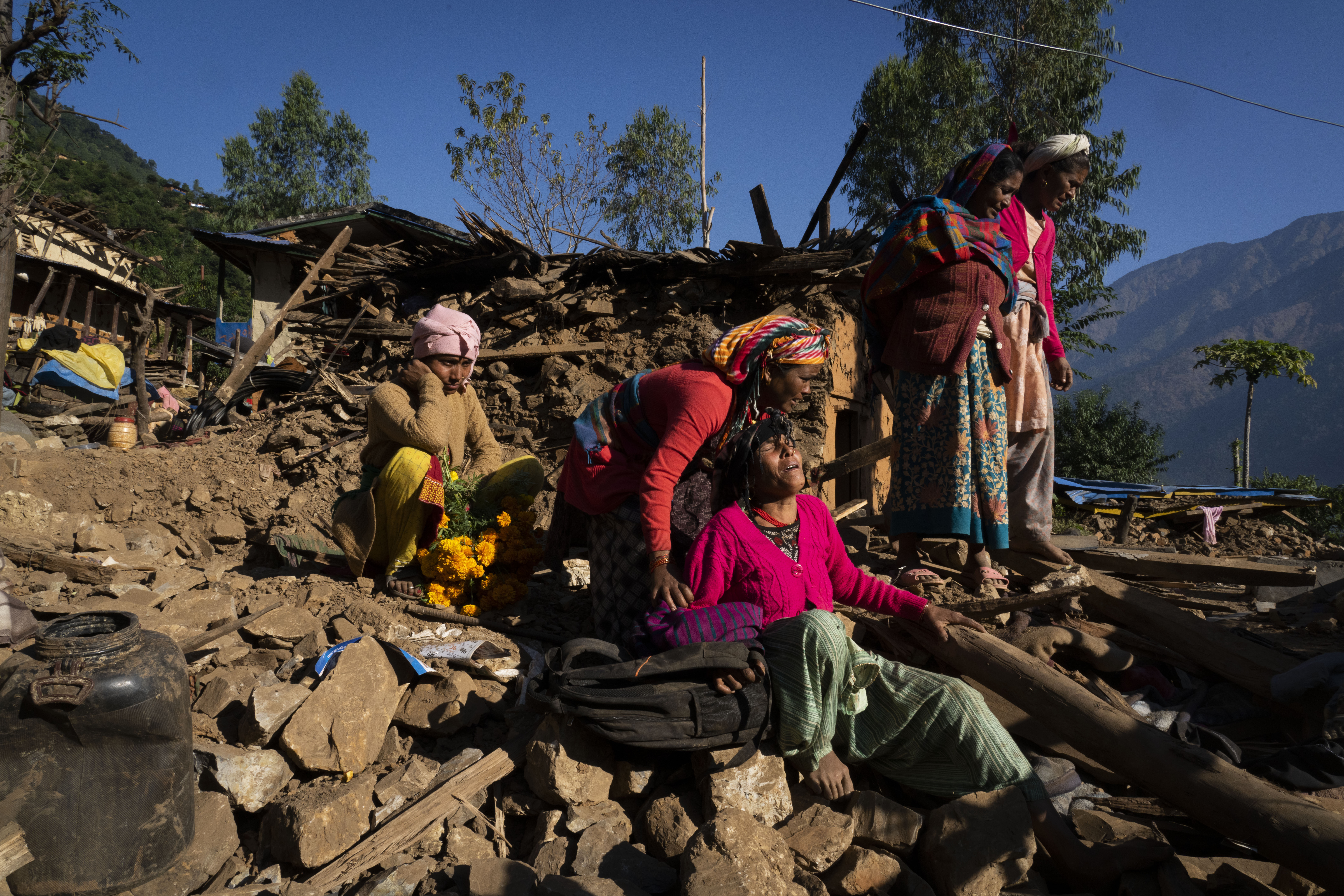 Nepal earthquake victims await relief