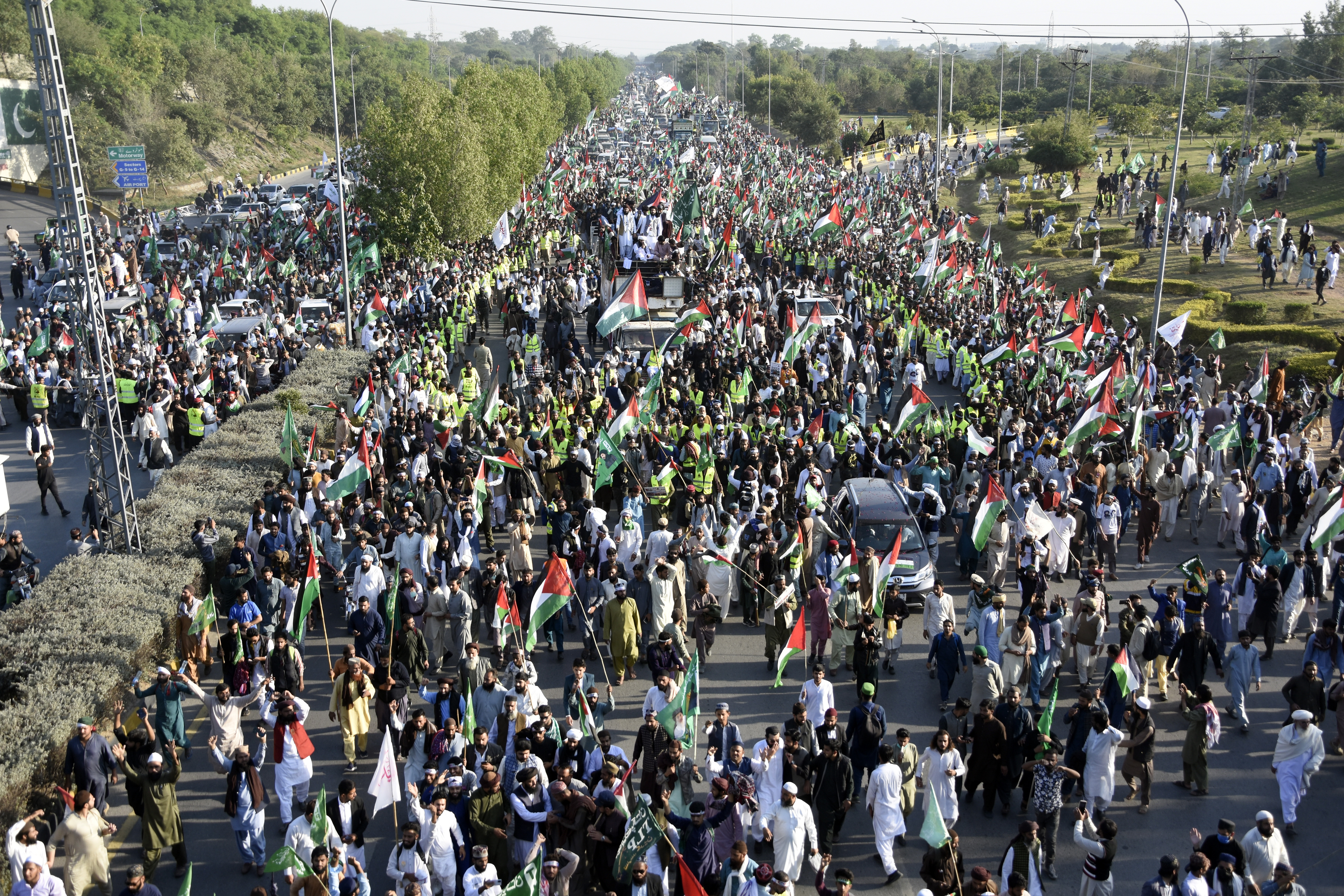 Thousands of supporters of a religious party Tehreek-i-Labbaik Pakistan (TLP) take part in a rally against the Israeli airstrikes on Gaza to show solidarity with Palestinian people, in Islamabad
