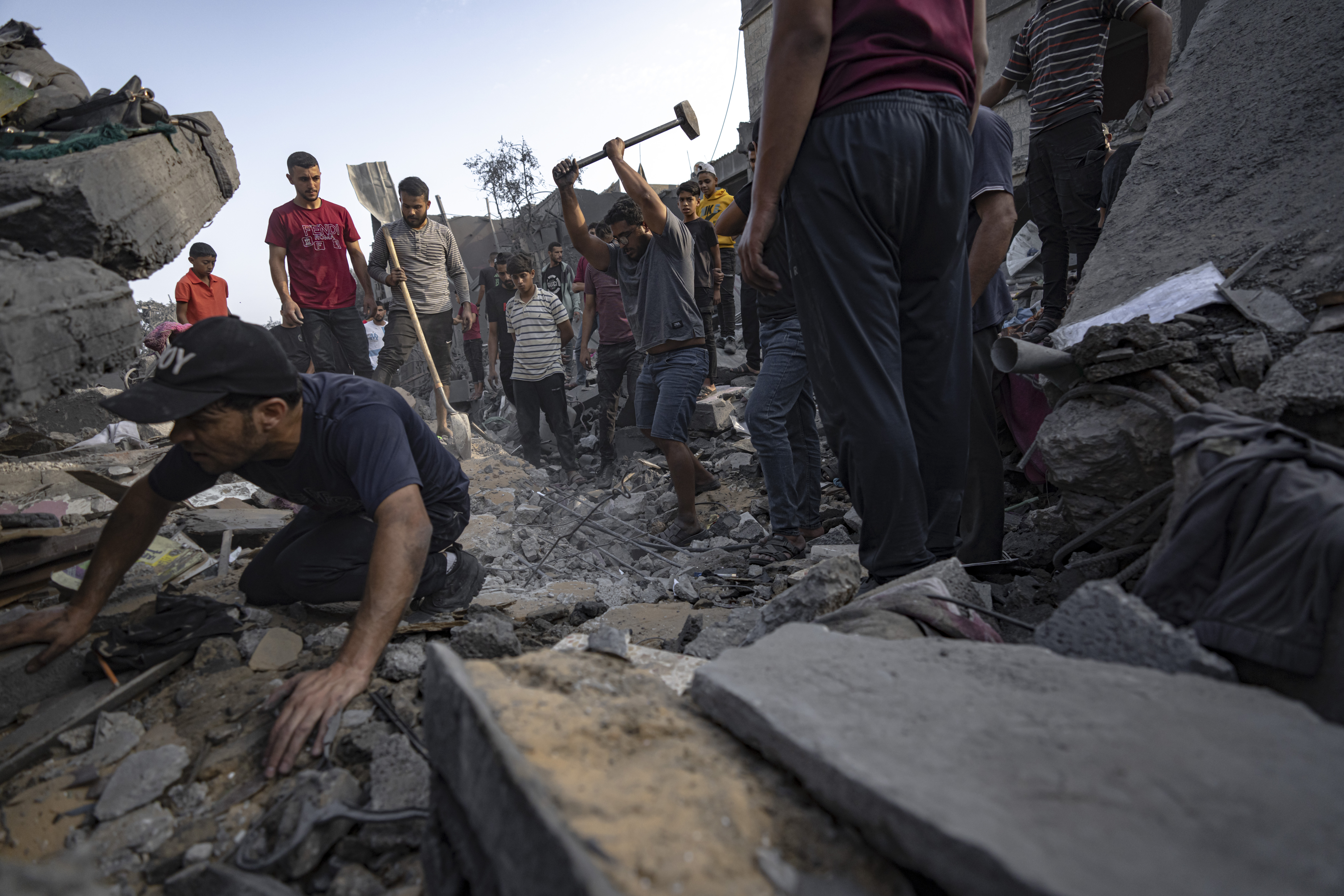 Palestinians look for survivors in Maghazi