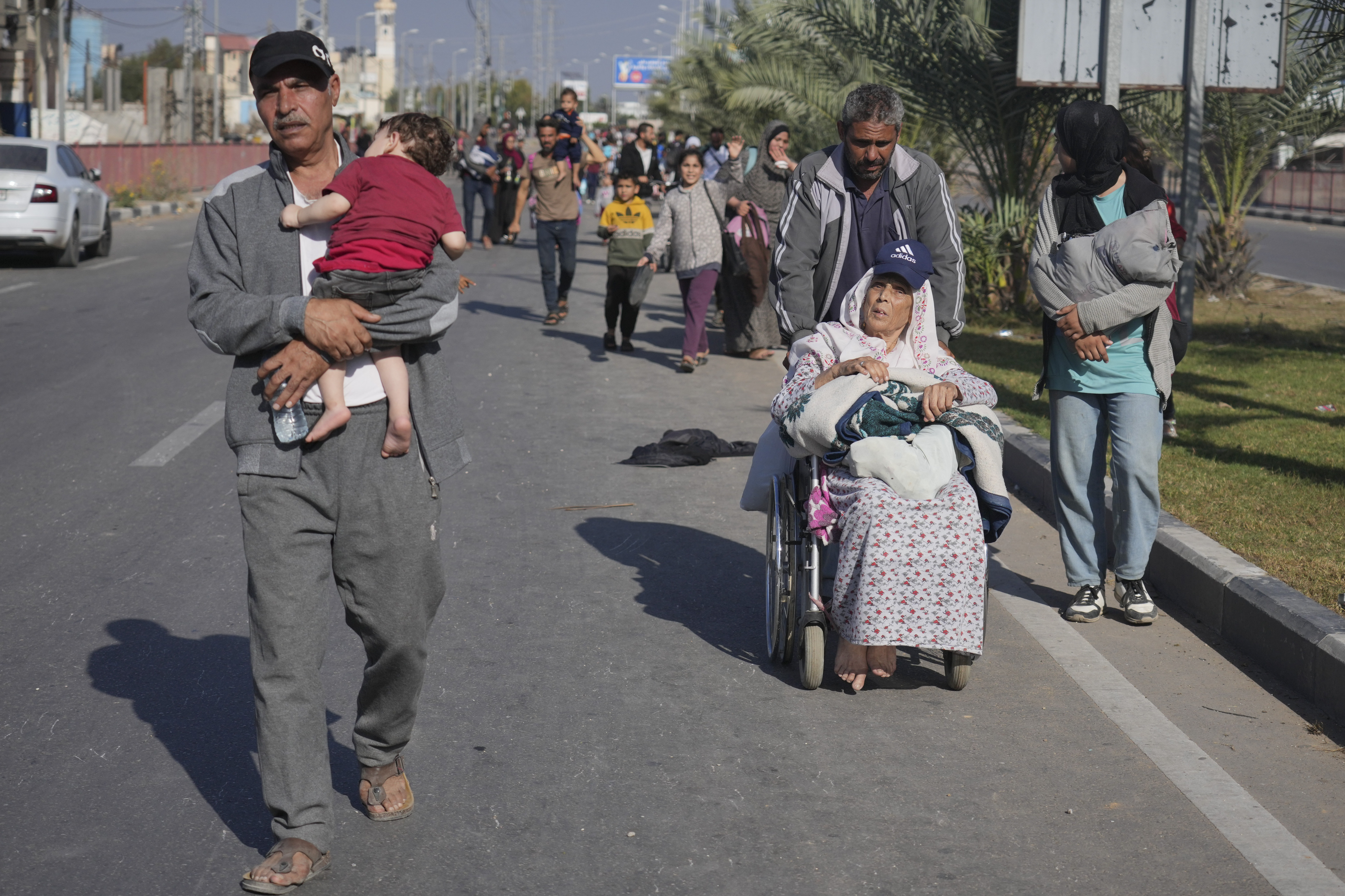 Palestinians flee to the southern Gaza Strip on Salah al-Din Street in Bureij, Gaza Strip.