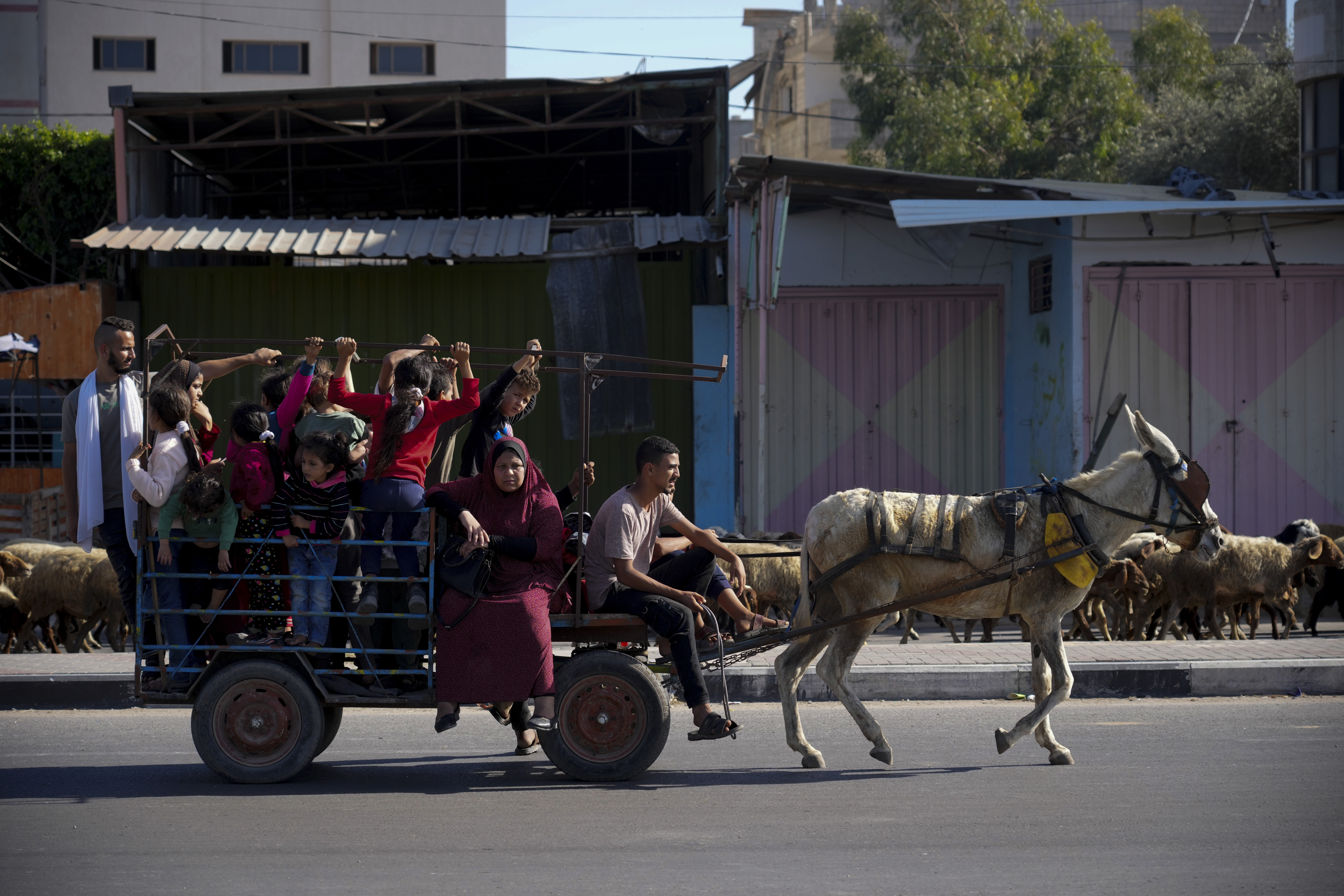 Palestinians flee to the southern Gaza Strip on Salah al-Din Street in Bureij, Gaza Strip.