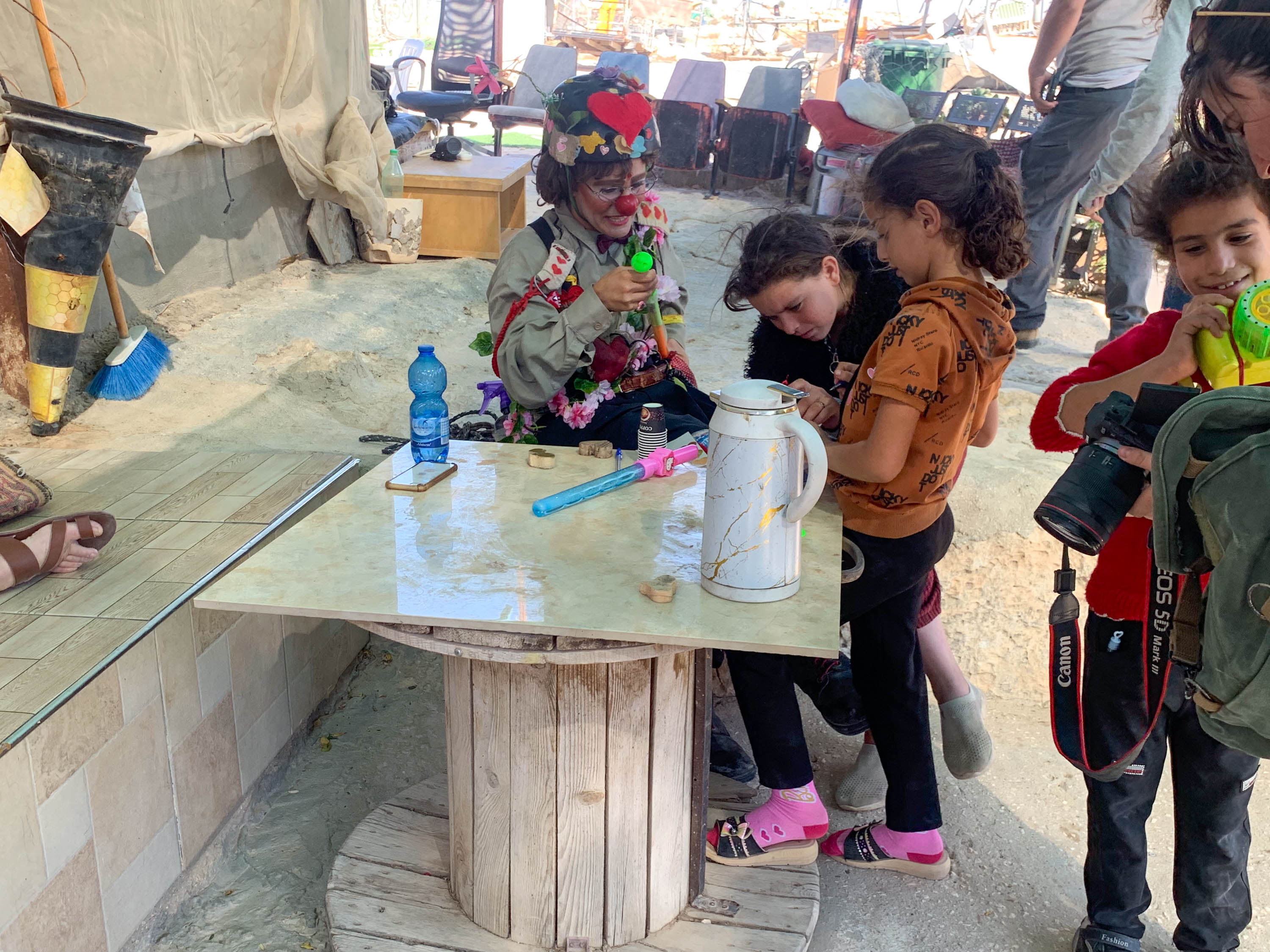 Israeli activist entertaining Susiya kids [Steven Davidson/Al Jazeera]