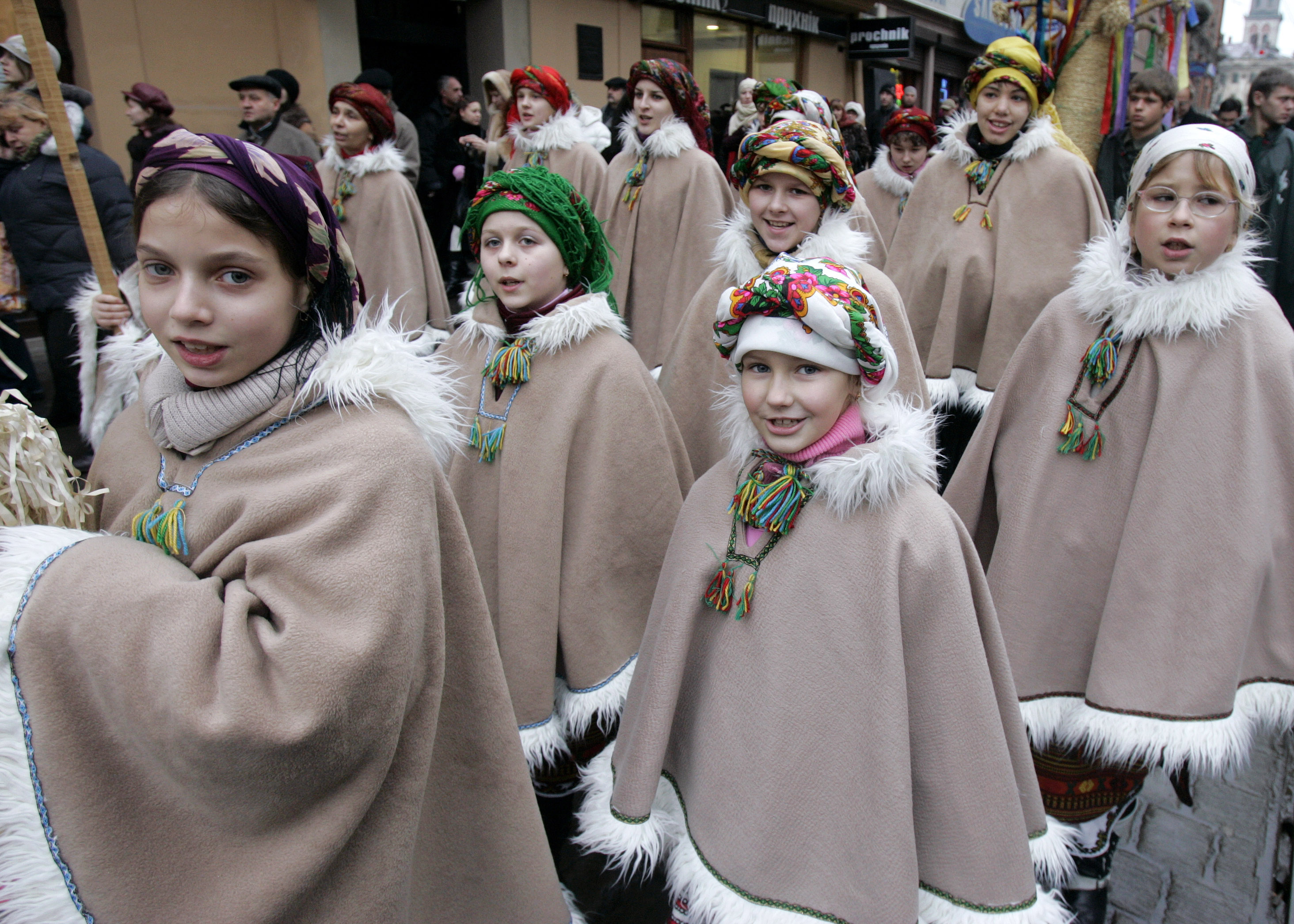 Children sing carols during a Christmas Eve performance in Lviv, Ukraine January 6, 2007. Orthodox and Greek Catholic Ukrainians will celebrate Christmas on January 7. REUTERS/Gleb Garanich (UKRAINE)