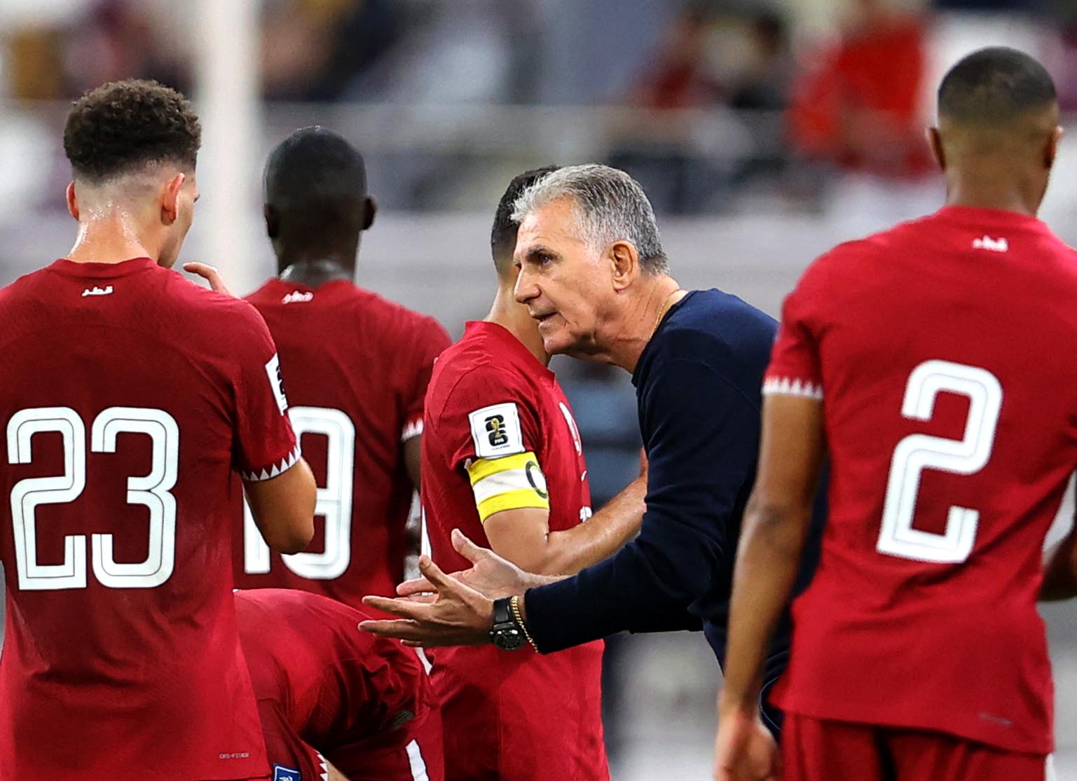 Soccer Football - World Cup - AFC Qualifiers - Group A - Qatar v Afghanistan - Khalifa International Stadium, Doha, Qatar - November 16, 2023 Qatar coach Carlos Queiroz gives instructions to Moustafa Tarek and teammates during a break in play REUTERS/Ibraheem Al Omari
