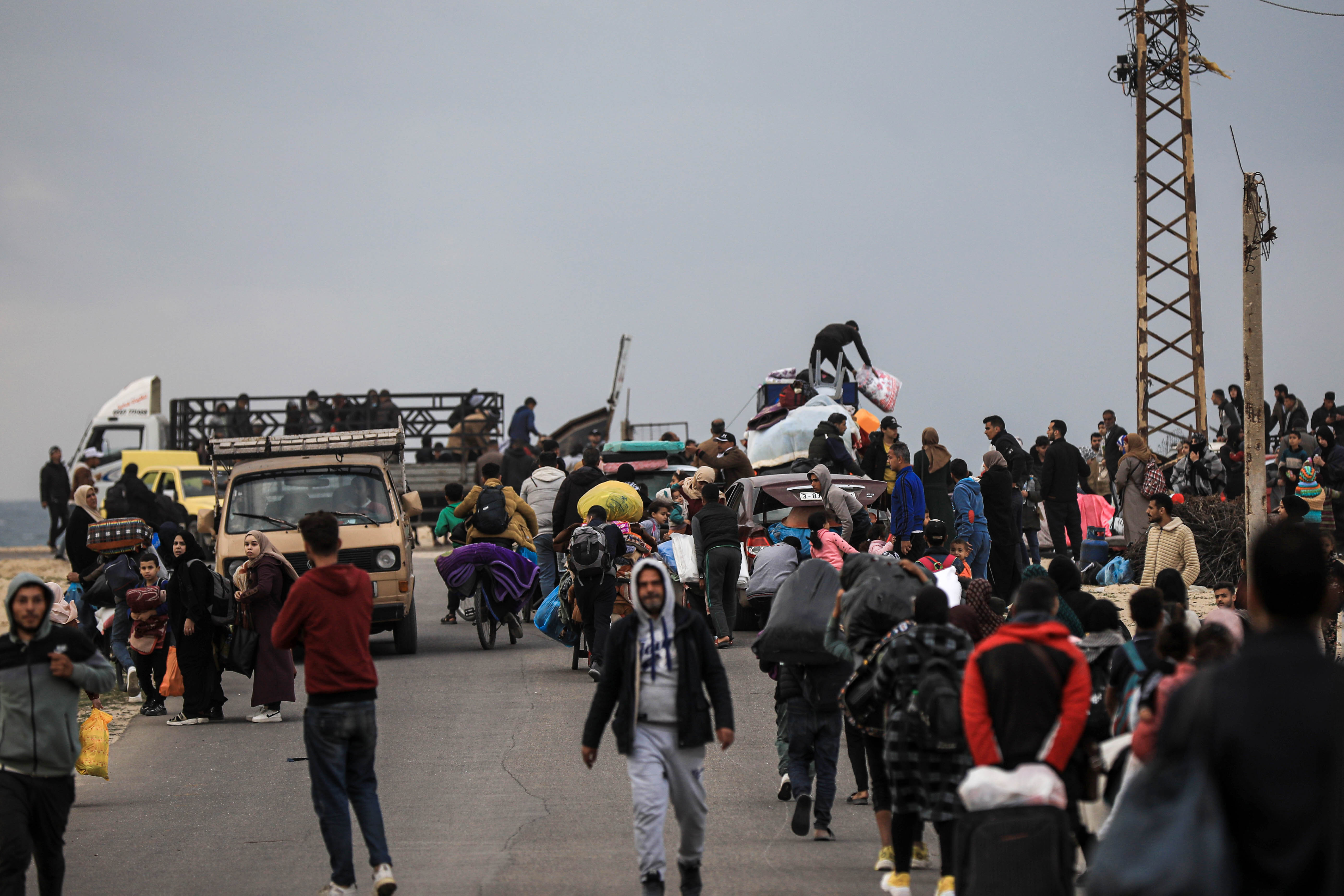 Displaced Palestinians flee Khan Younis, Gaza. [AbdelHakim Abu Riash/Al Jazeera]