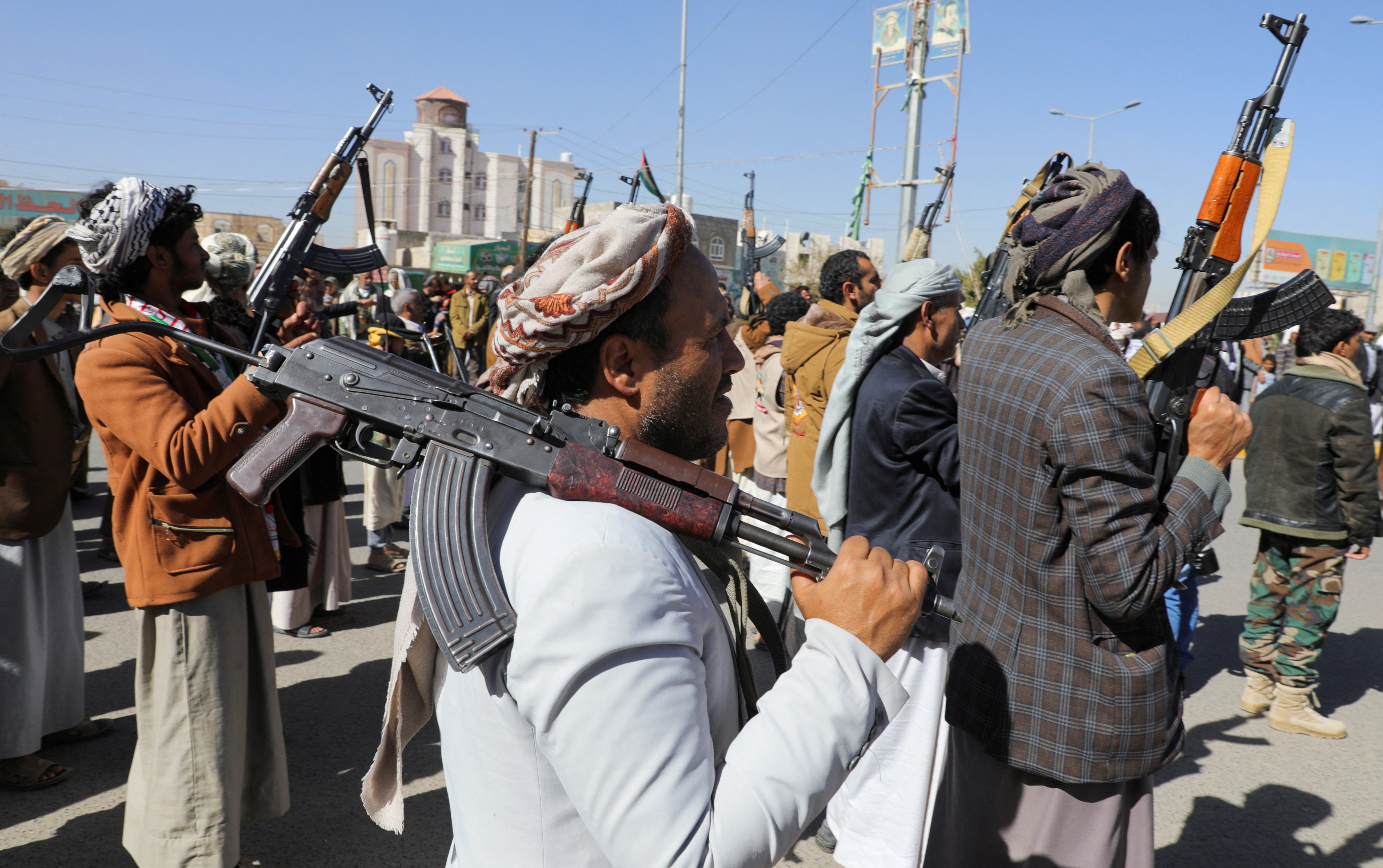Newly recruited Houthi fighters hold up firearms during a ceremony at the end of their training in Sanaa, Yemen January 11, 2024. REUTERS/Khaled Abdullah
