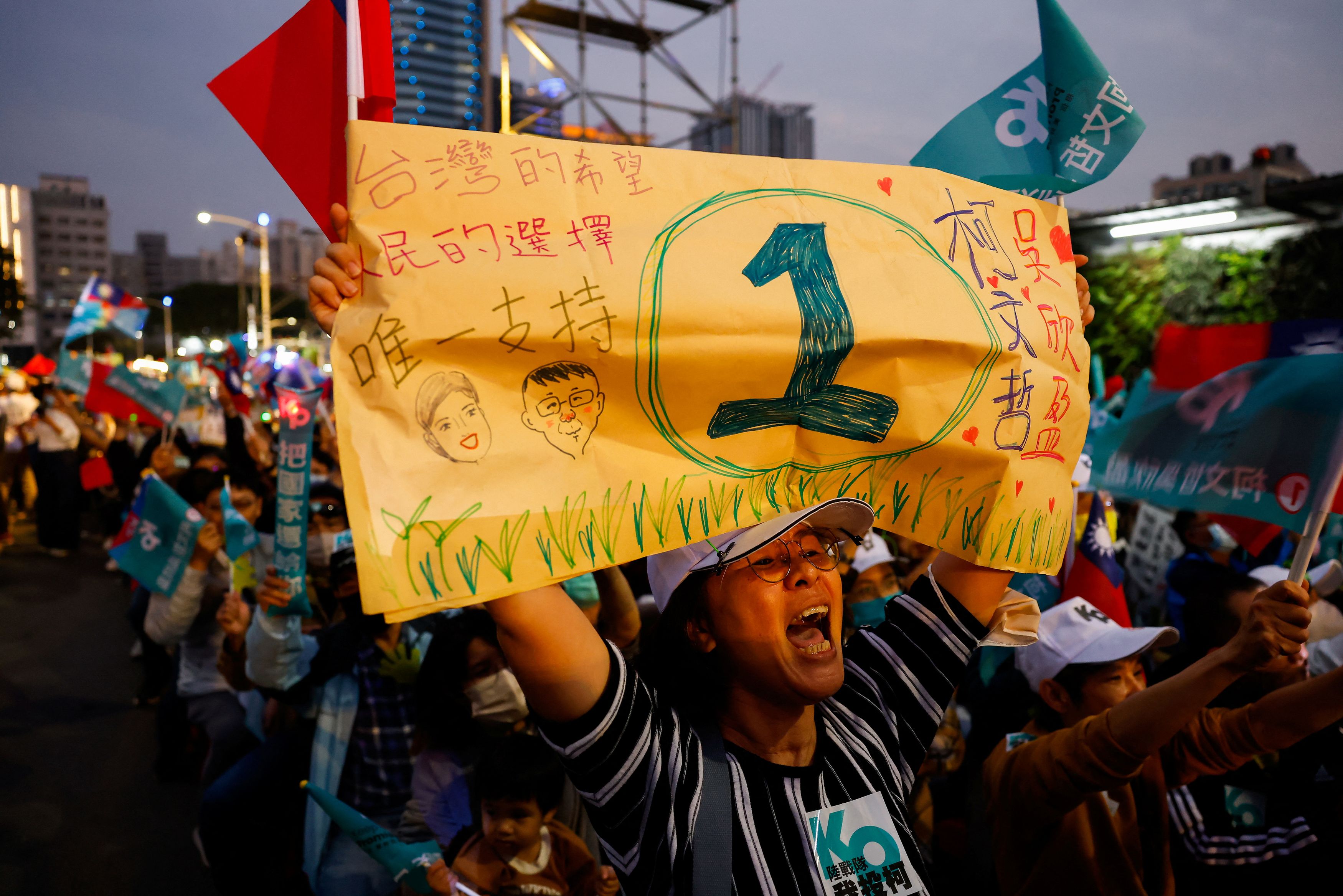 Supporters of Ko Wen-je, Taiwan People's Party (TPP) presidential candidate, attend a campaign event ahead of the election in Kaohsiung, Taiwan January 7, 2024. REUTERS/Ann Wang