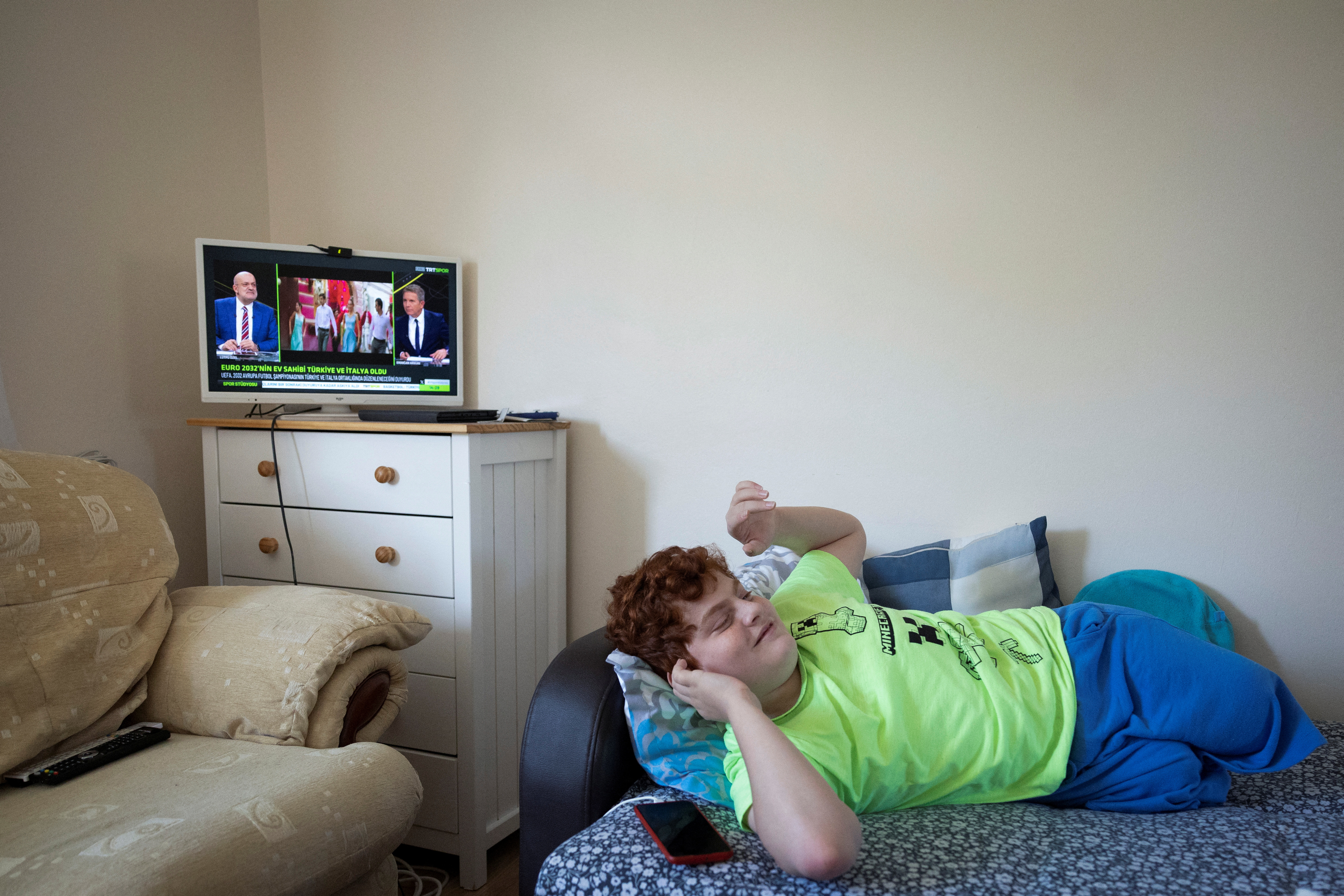 A boy's arduous steps on prosthetic legs after Turkey's earthquake