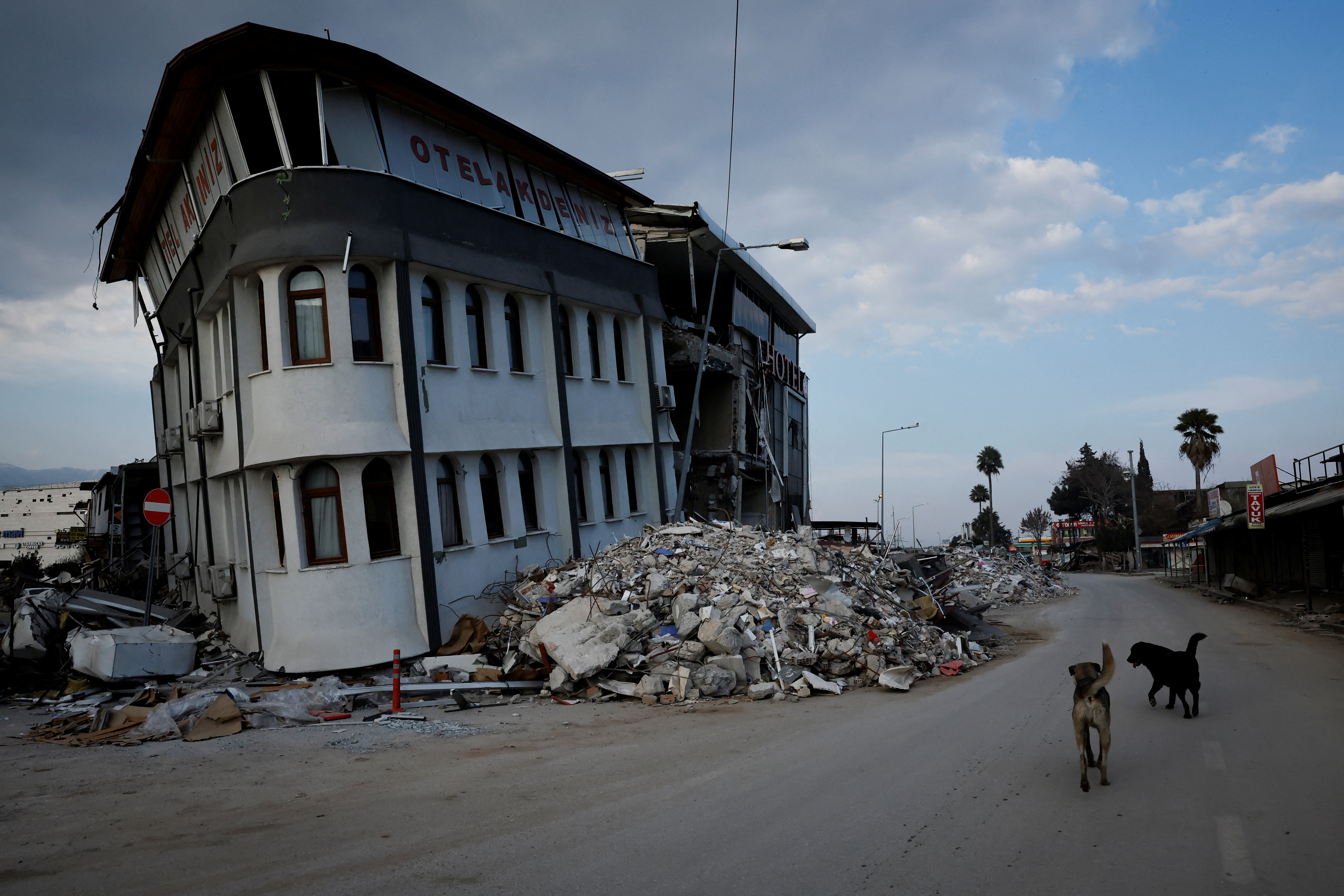 A boy's arduous steps on prosthetic legs after Turkey's earthquake