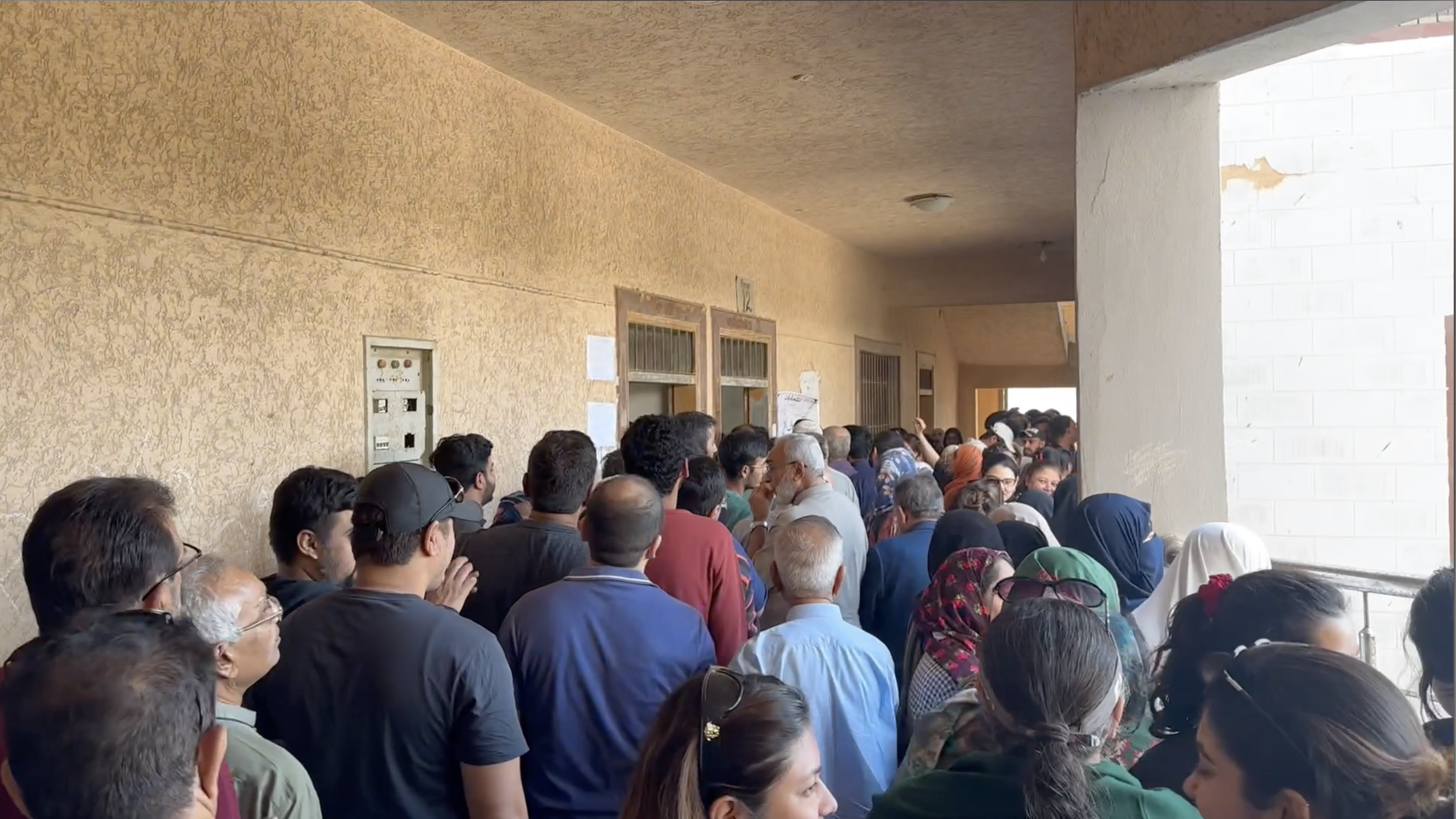 The snaking queue around the Gulshan-e-Iqbal polling booth in Karachi on Thursday, February 8, 2024 [Alia Chughtai/Al Jazeera]