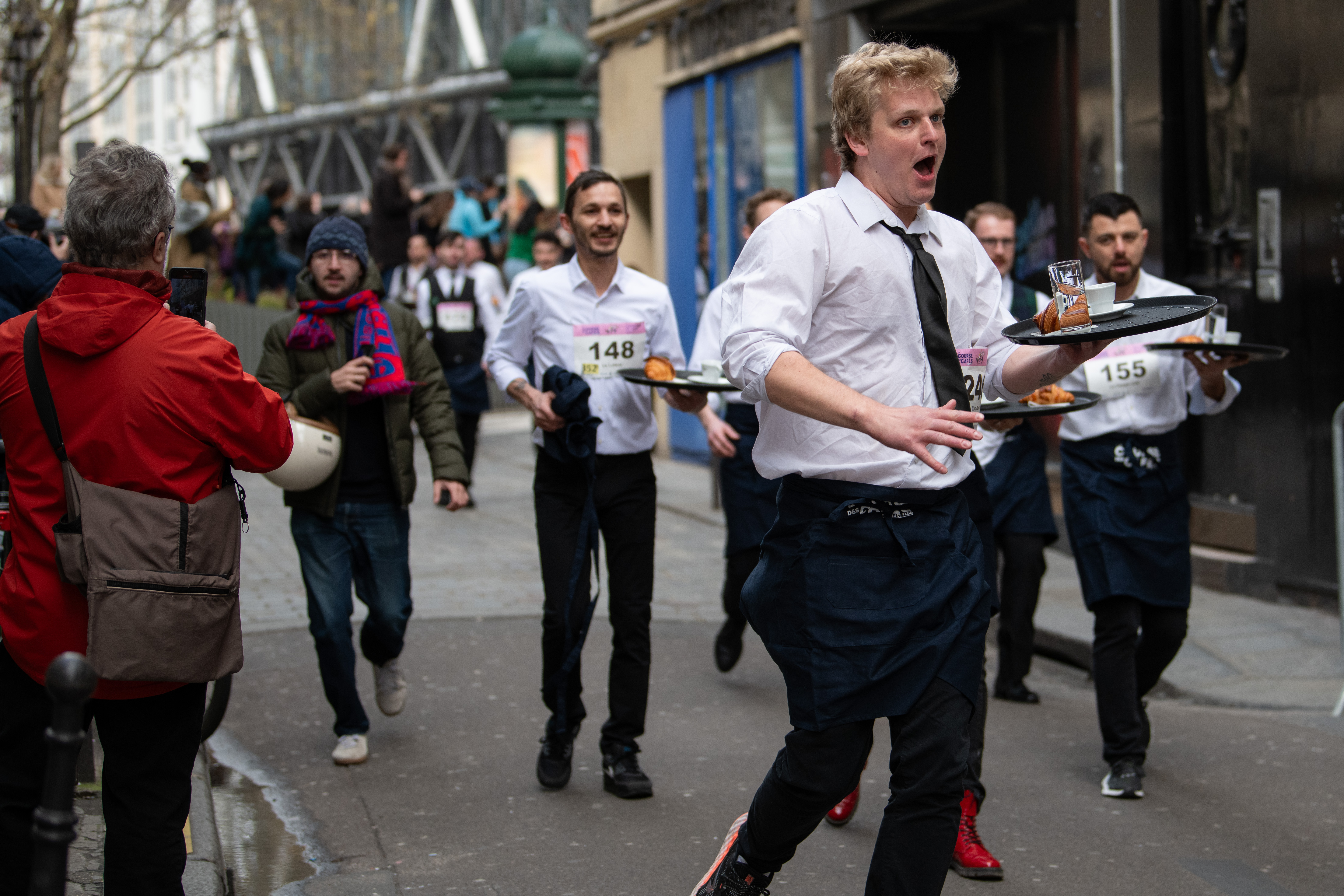 Waiters that spilled water or coffee during the race incurred time penalties.