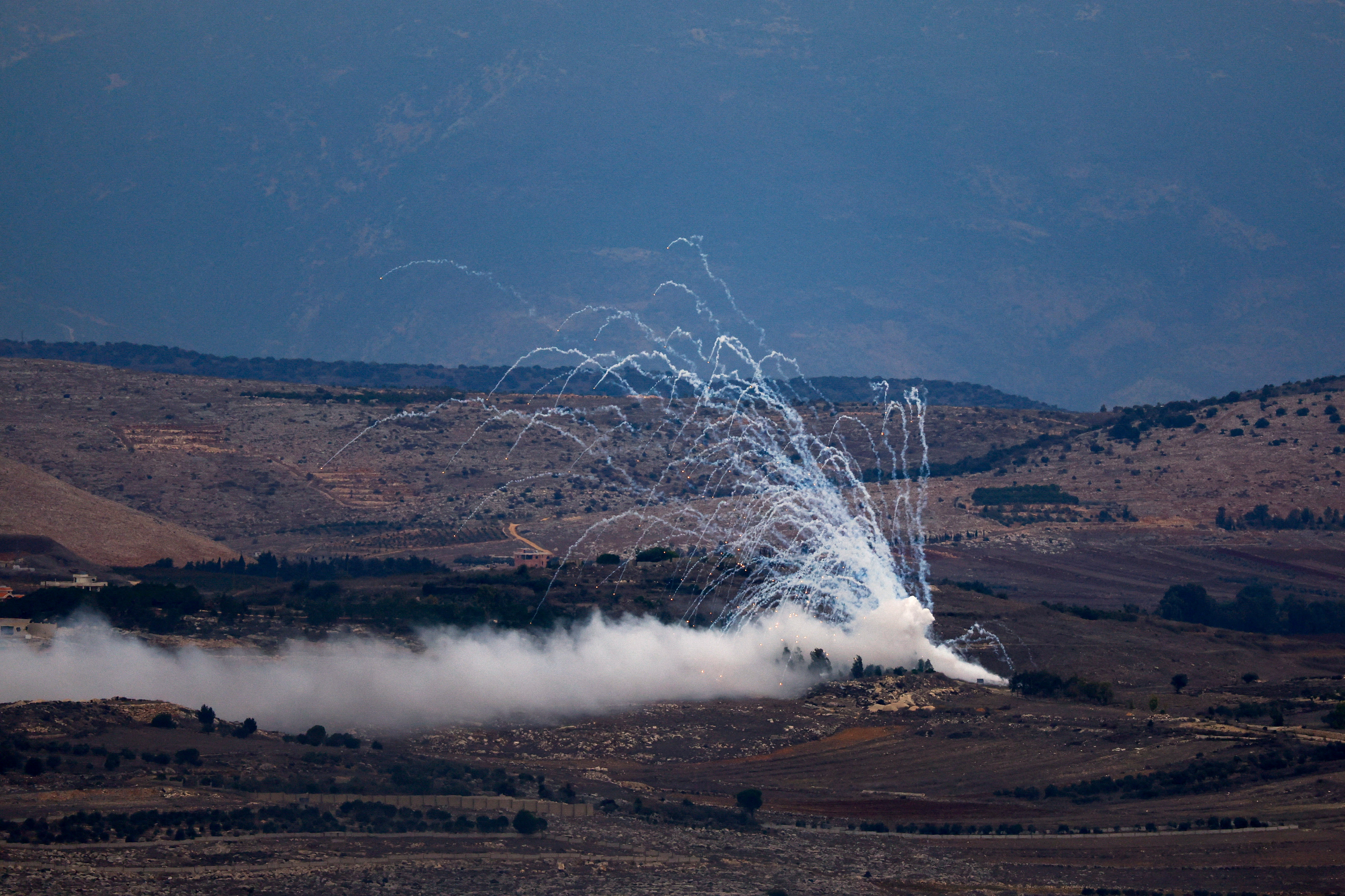 White phosphorus fired by Israeli army seen in the border area
