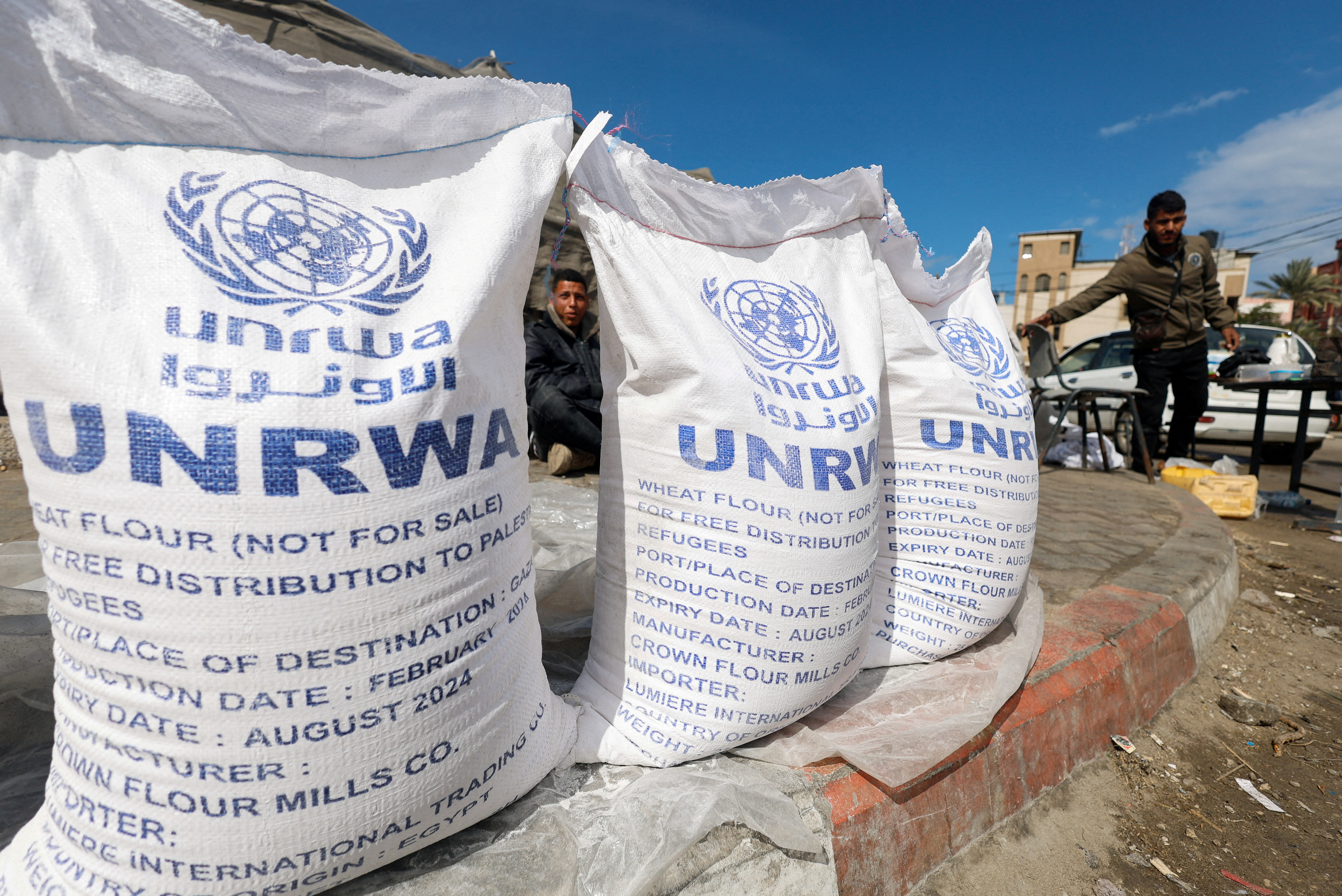 Displaced Palestinians wait to receive United Nations Relief and Works Agency (UNRWA) aid, amid the ongoing conflict between Israel and the Palestinian Islamist group Hamas, in Rafah, in the southern Gaza Strip, March 7, 2024. REUTERS/Mohammed Salem