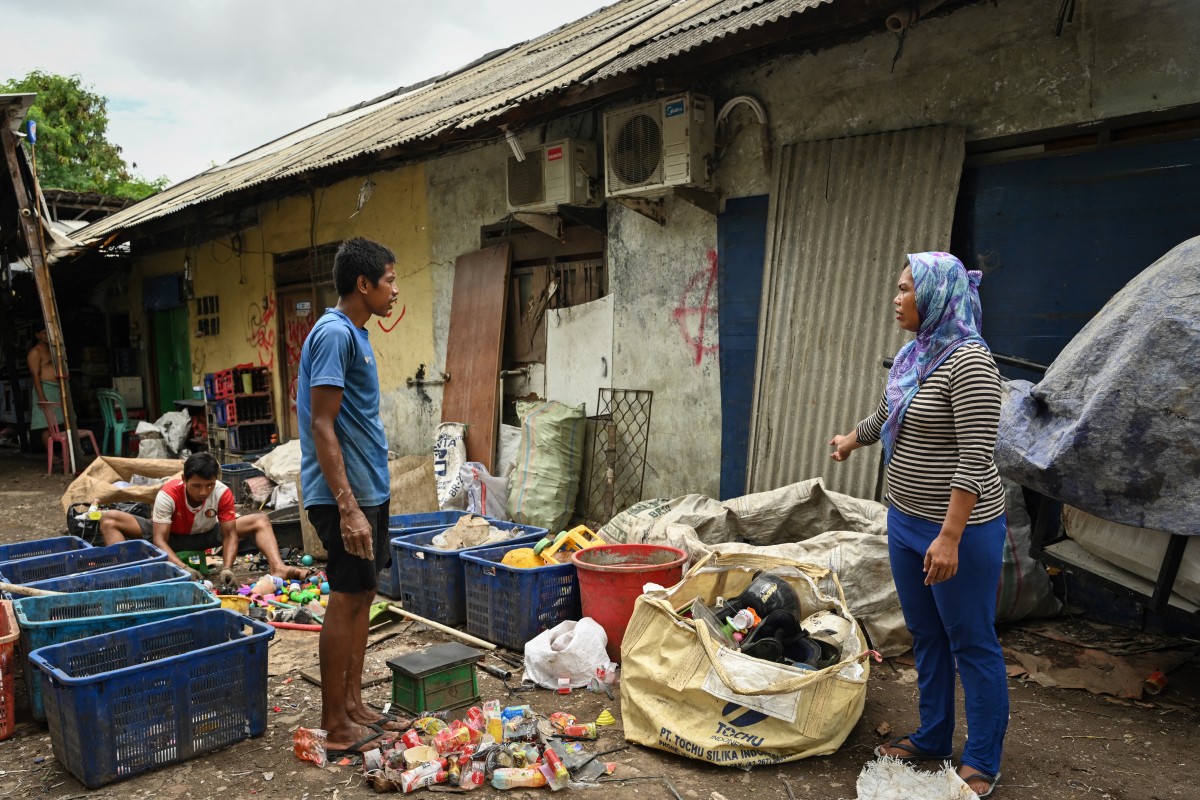 shows Bajaj driver and single mother Ekawati, who plies her three-wheeled taxi in a profession overwhelmingly dominated by men