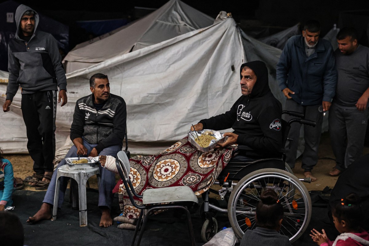 Palestinians share an iftar meal