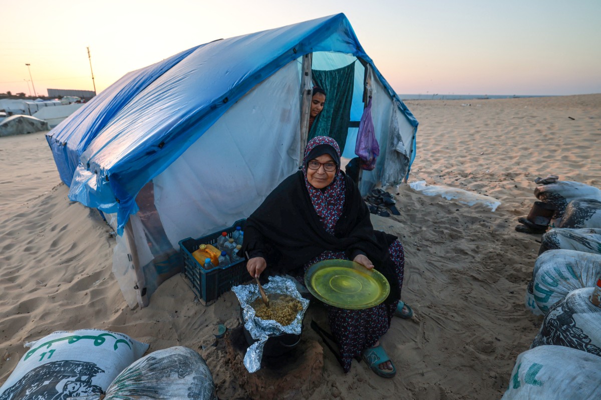 Displaced Palestinians prepare an iftar meal