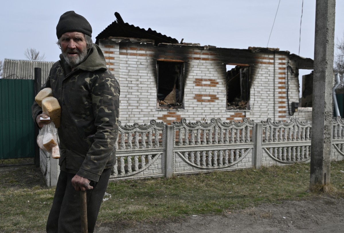 Russian bombs turn Ukraine border village into 'hell'