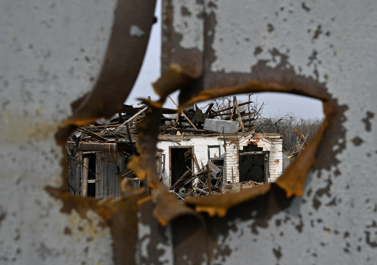 Russian bombs turn Ukraine border village into 'hell'