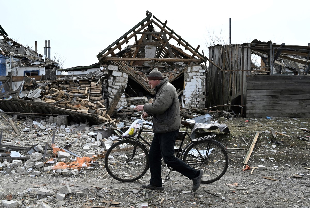 Russian bombs turn Ukraine border village into 'hell'