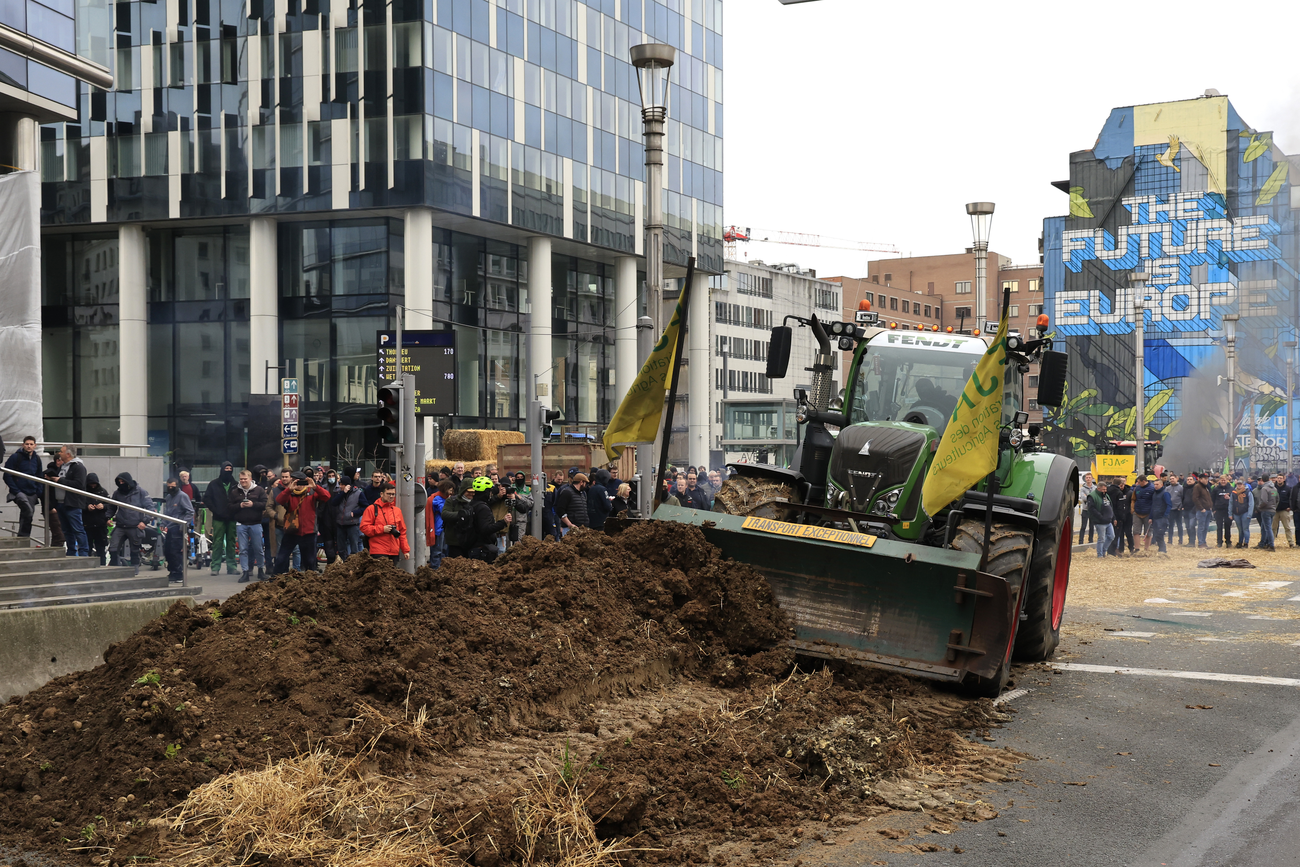 Farmers again block Brussels to protest EU policies