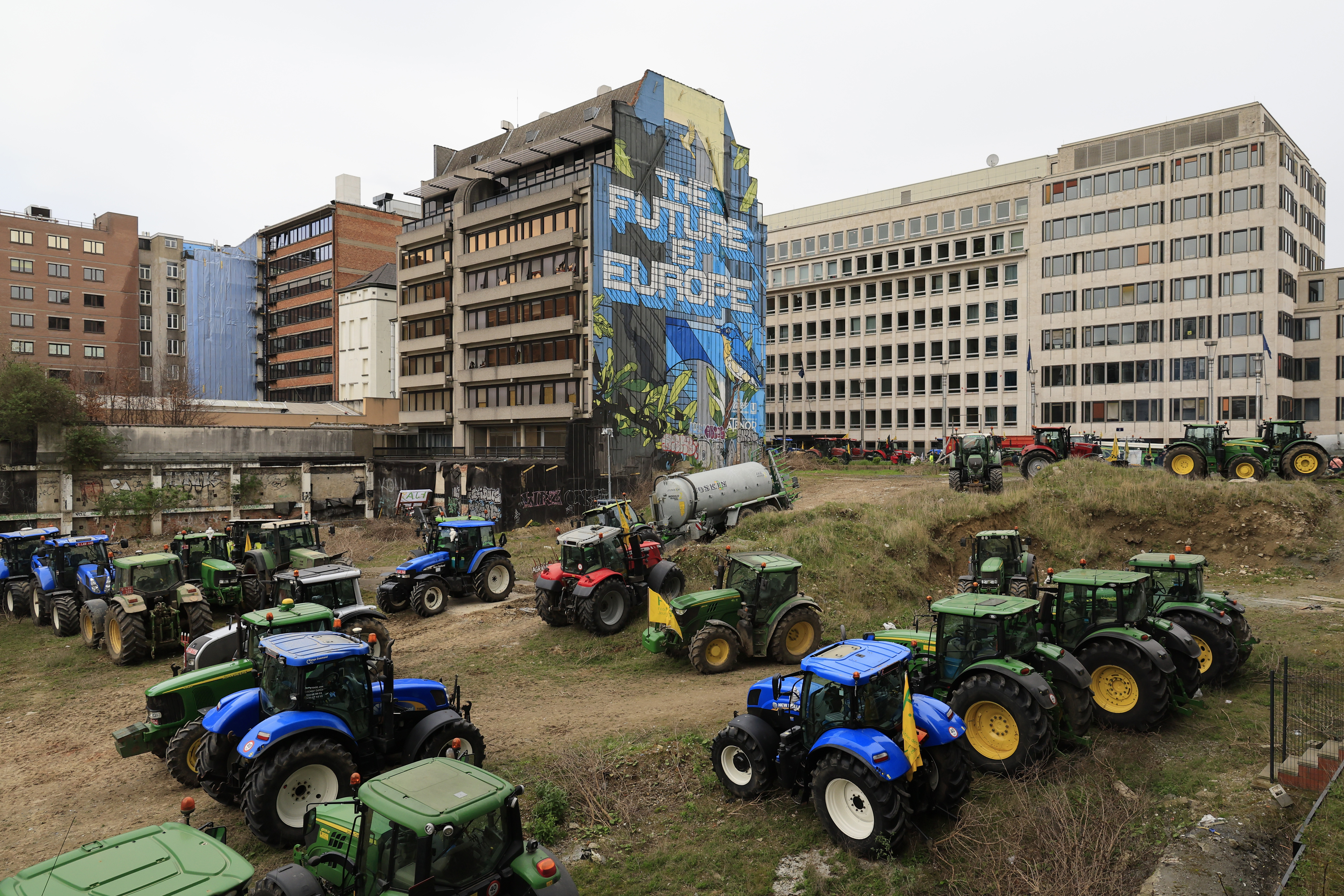 Farmers again block Brussels to protest EU policies