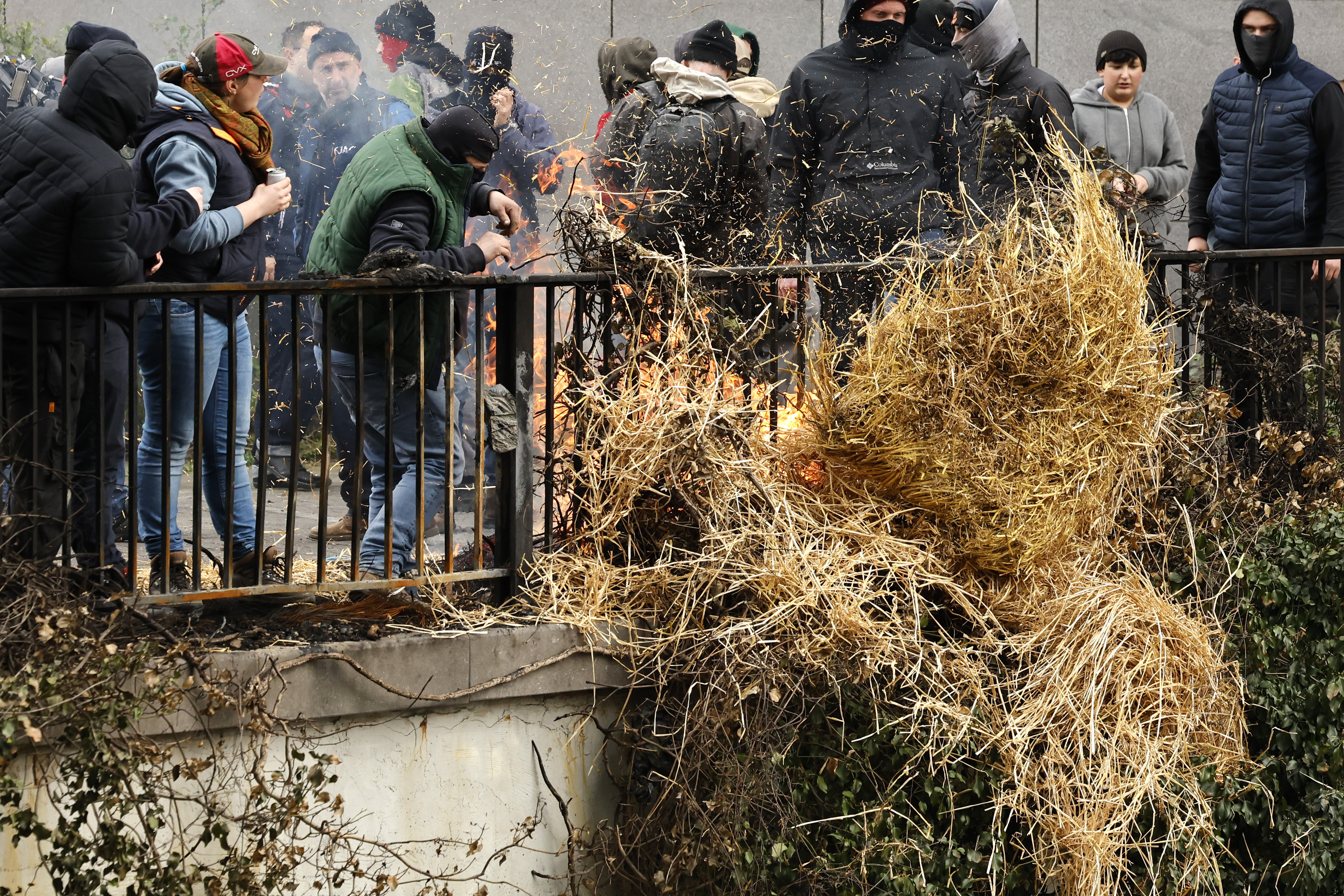Farmers again block Brussels to protest EU policies