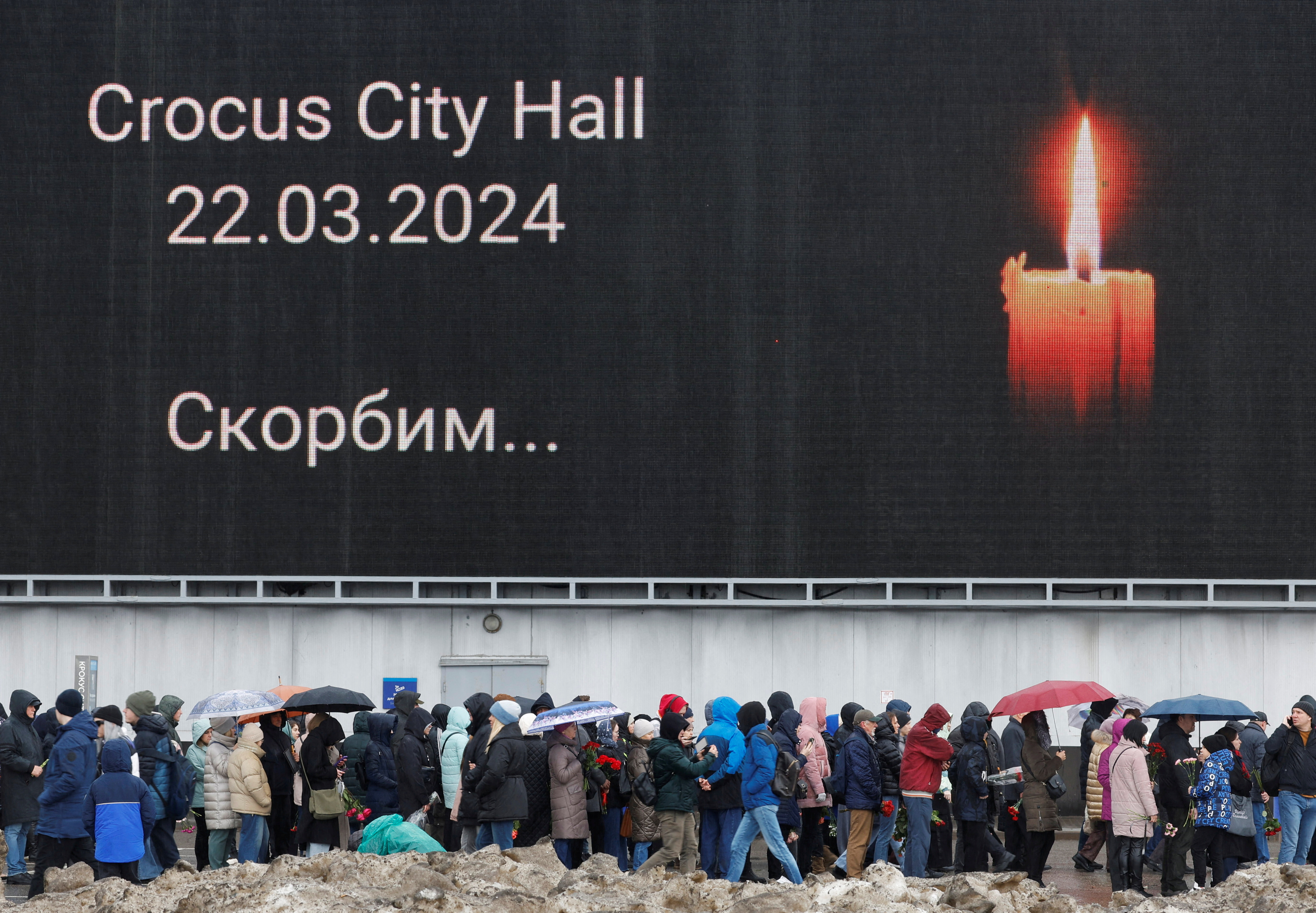 FILE PHOTO: People line up to lay flowers at a makeshift memorial to the victims of a shooting attack set up outside the Crocus City Hall concert venue in the Moscow Region, Russia, March 24, 2024. REUTERS/Maxim Shemetov/File Photo