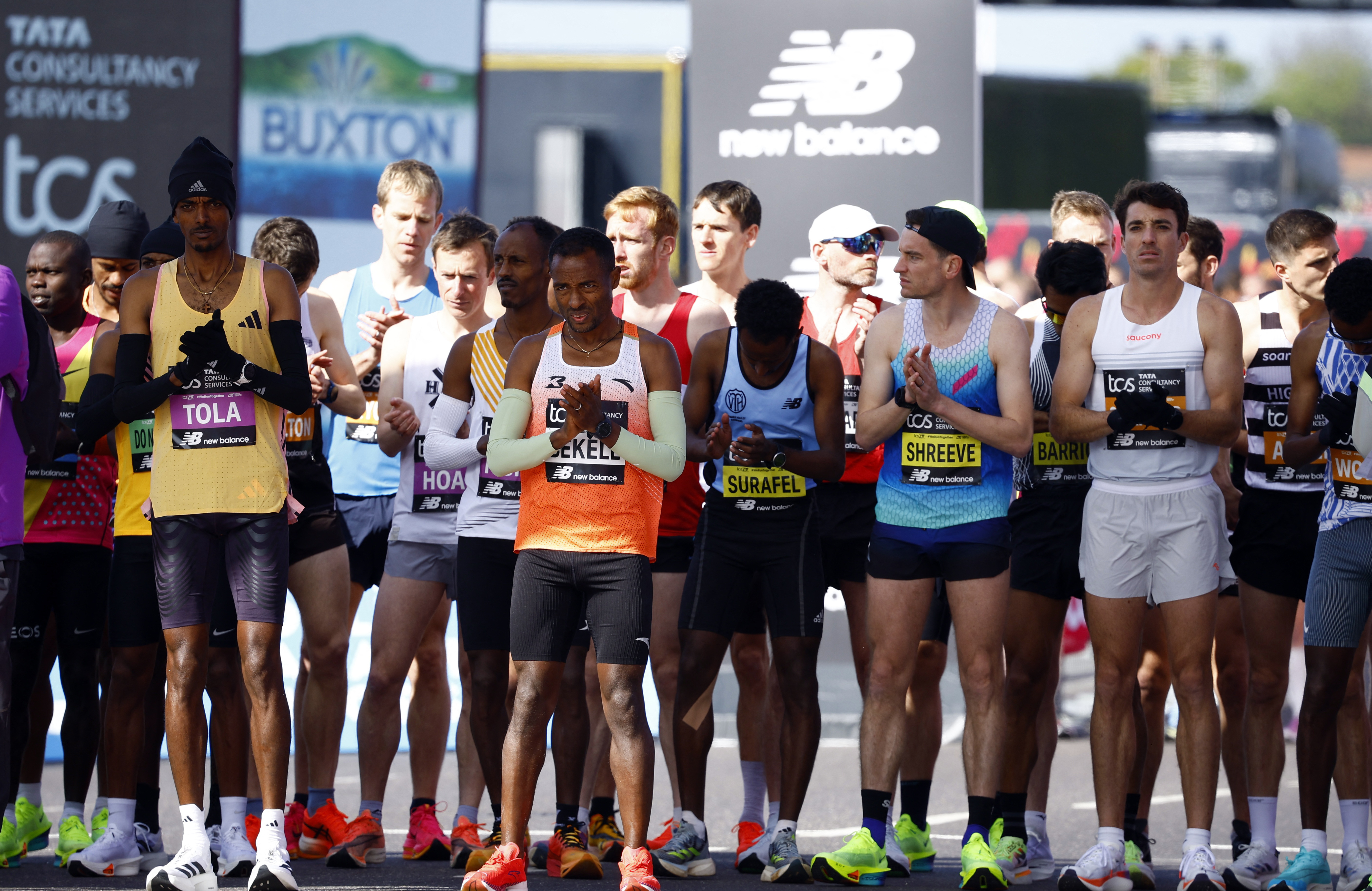 Athletics - London Marathon - London, Britain - April 21, 2024 General view during a moments applause in tribute to former runner Kenya's Kelvin Kiptum before the start of the men's elite race REUTERS/John Sibley