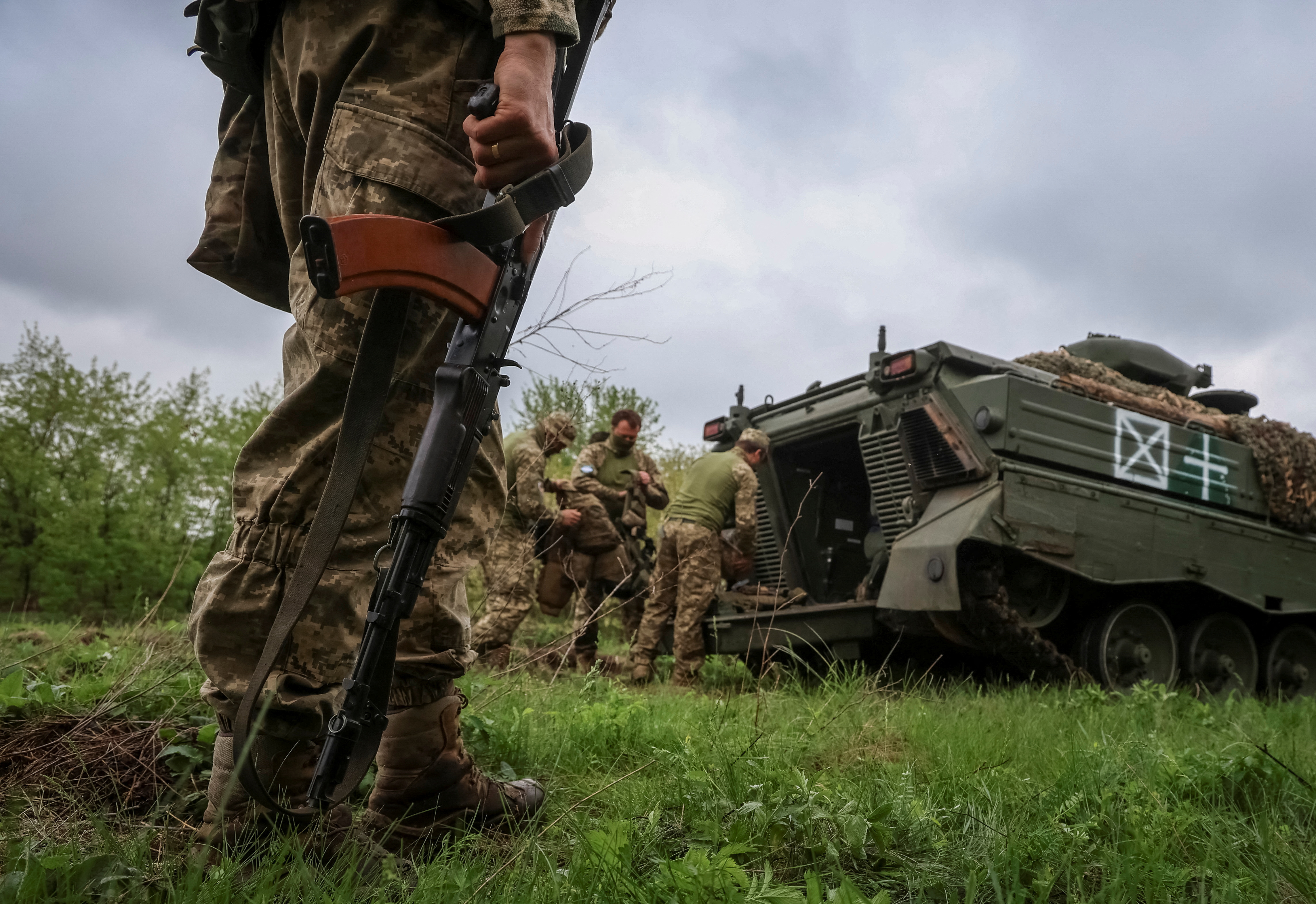 Ukrainian servicemen of the 25th Separate Airborne Brigade of the Armed Forces of Ukraine, load a Marder infantry fighting vehicle near a front line, amid Russia's attack on Ukraine, in Donetsk region, Ukraine April 29, 2024. REUTERS/Oleksandr Ratushniak