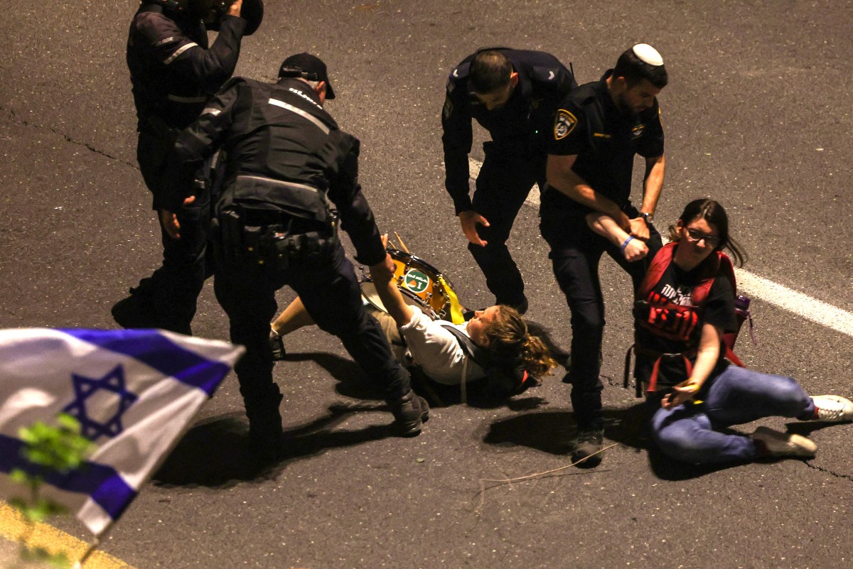 Israelis march against Netanyahu in mass protest