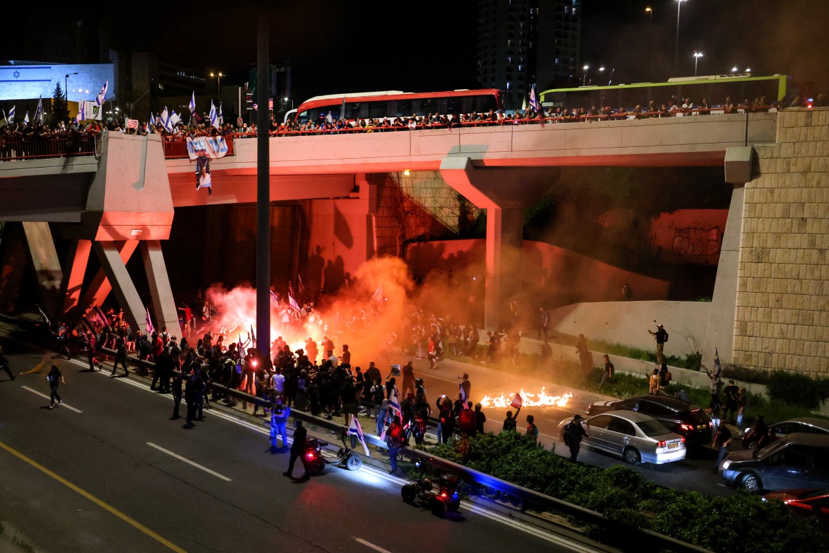 Israelis march against Netanyahu in mass protest