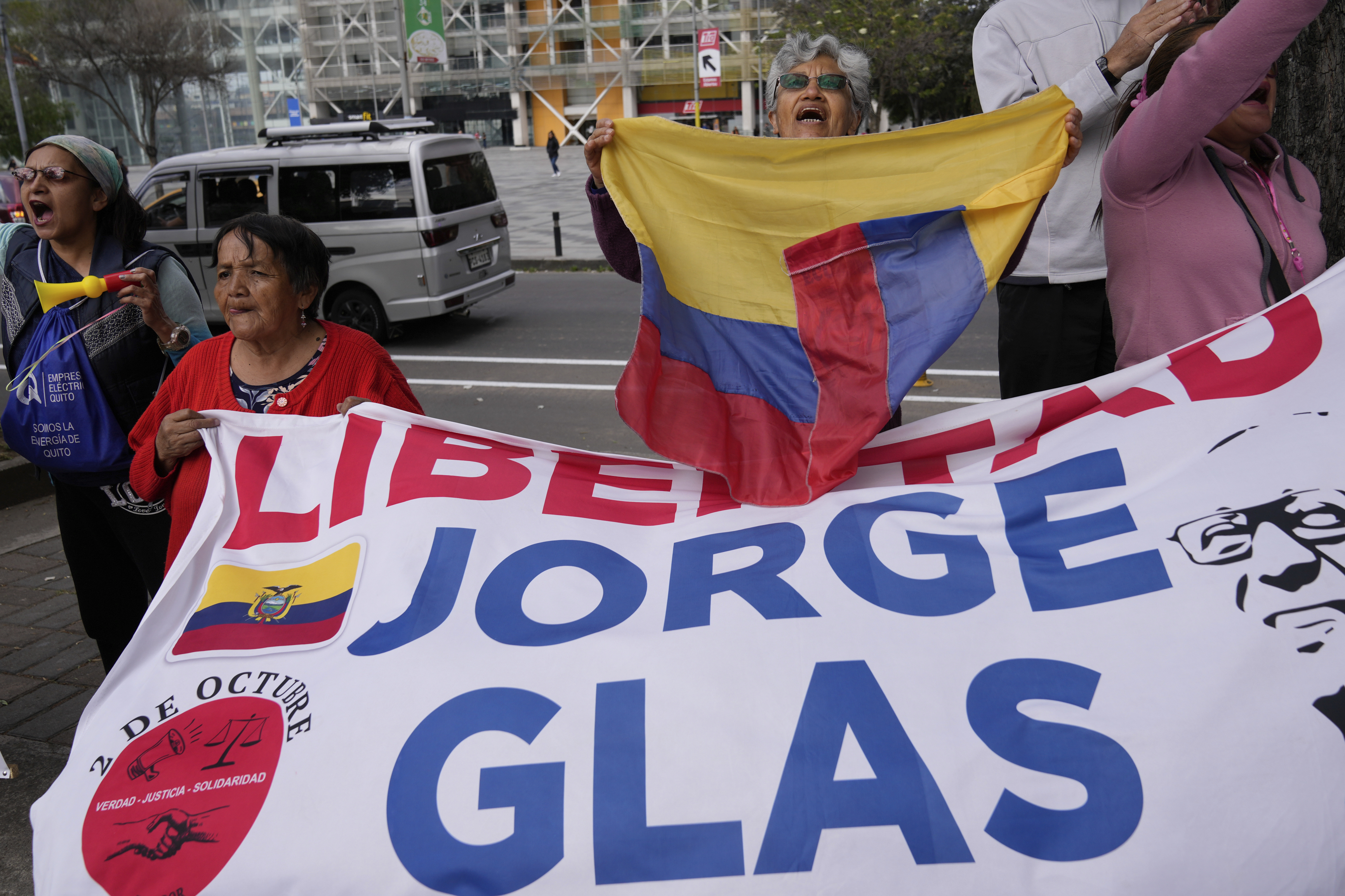 Demonstrators wave a banner that reads "Libertad Jorge Glas."
