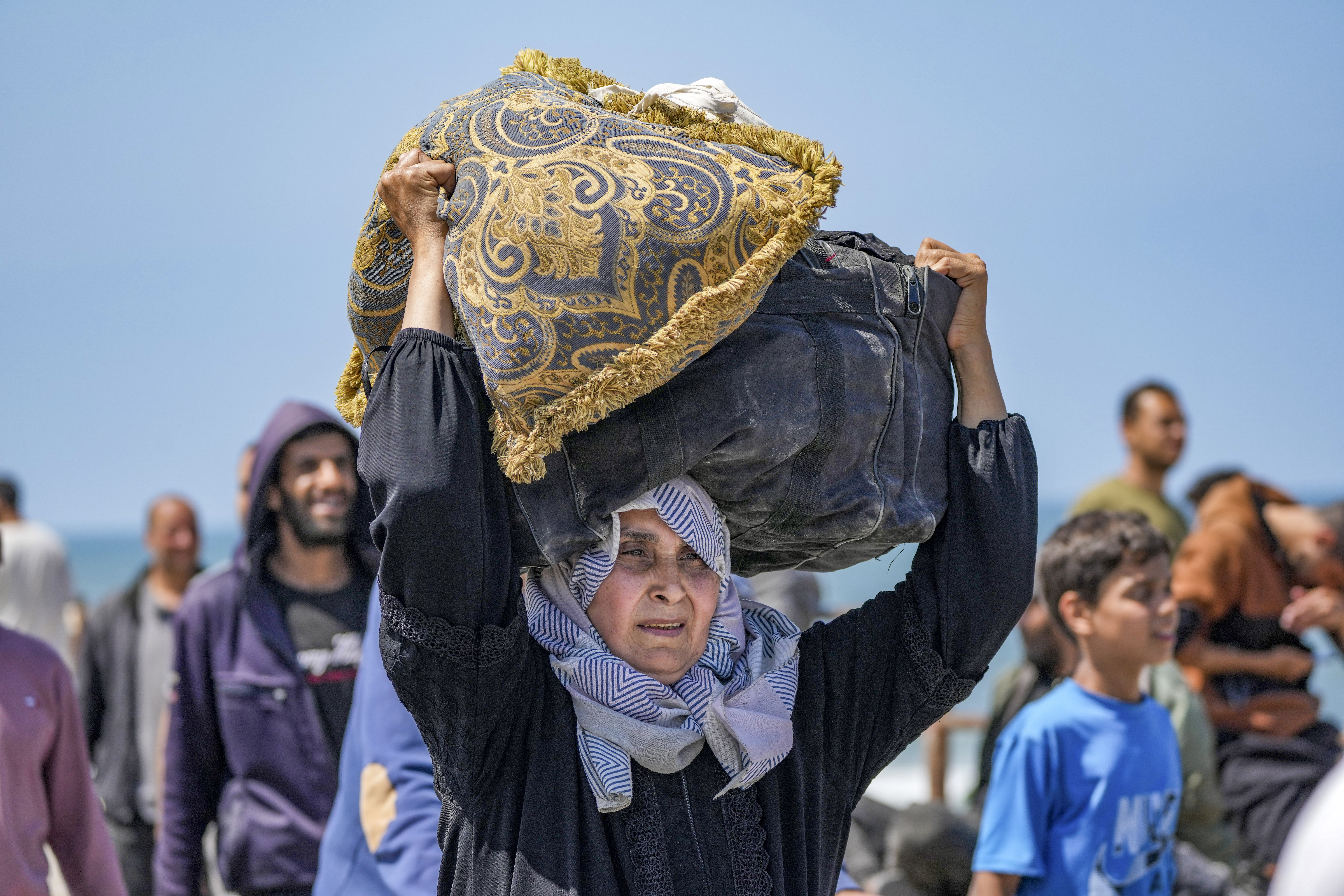 Displaced Palestinians take the coastal Rashid road to return to Gaza City