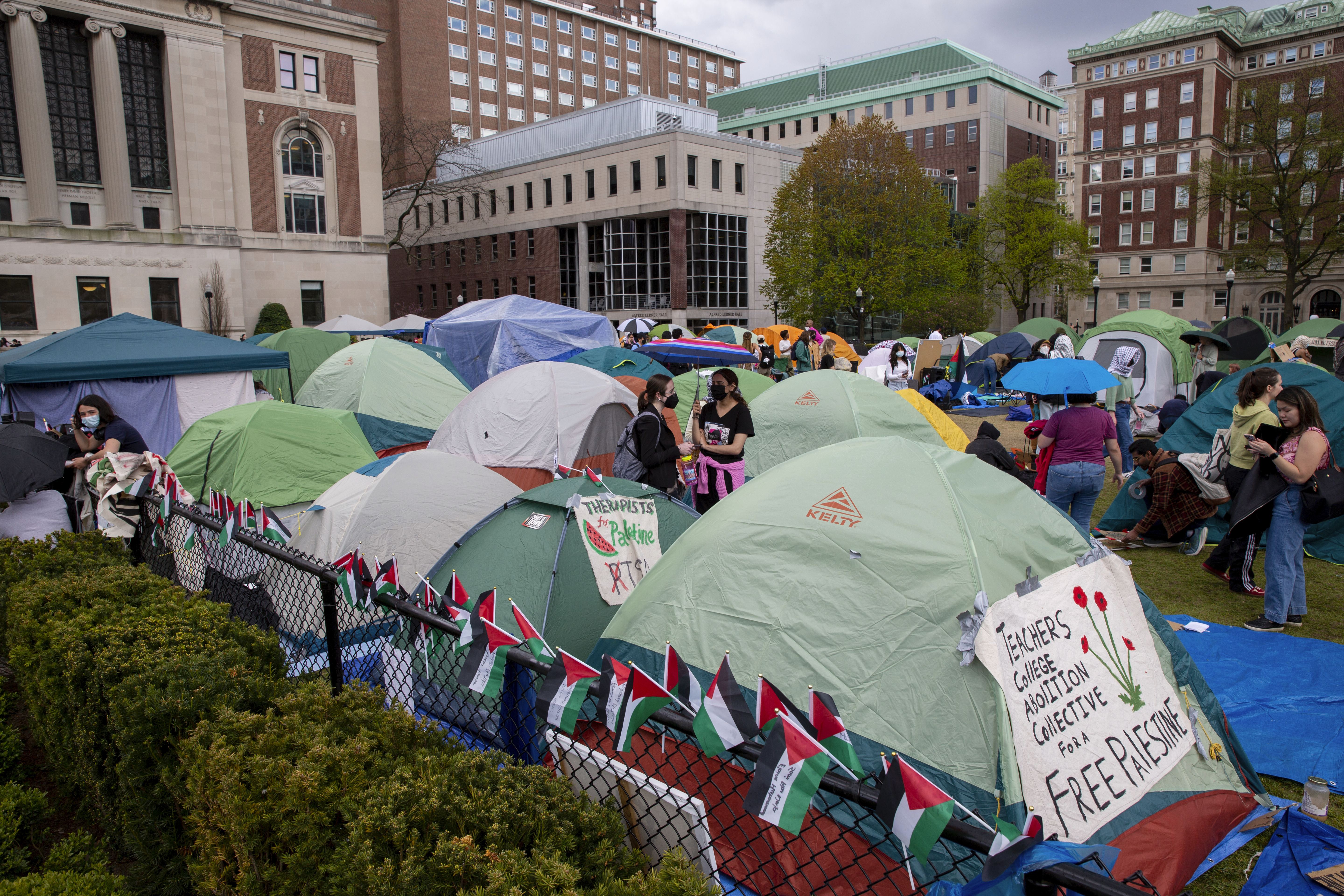 Pro-Palestinian protests spread at US universities
