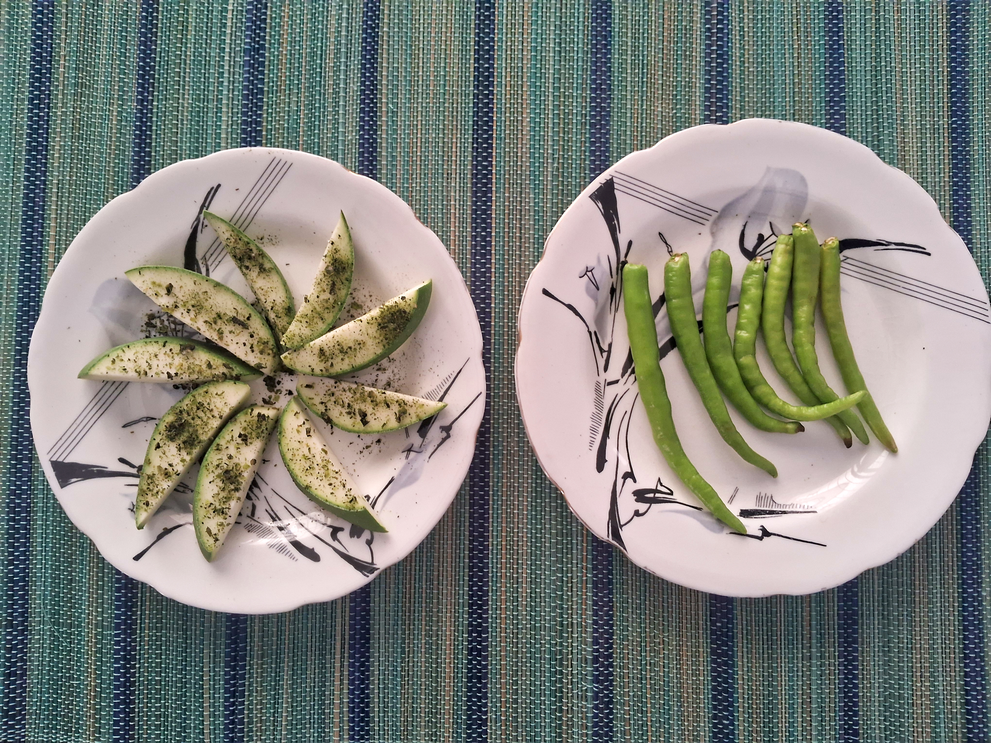 Raw mango slices with green chili salt [Nupur Roopa/Al Jazeera]