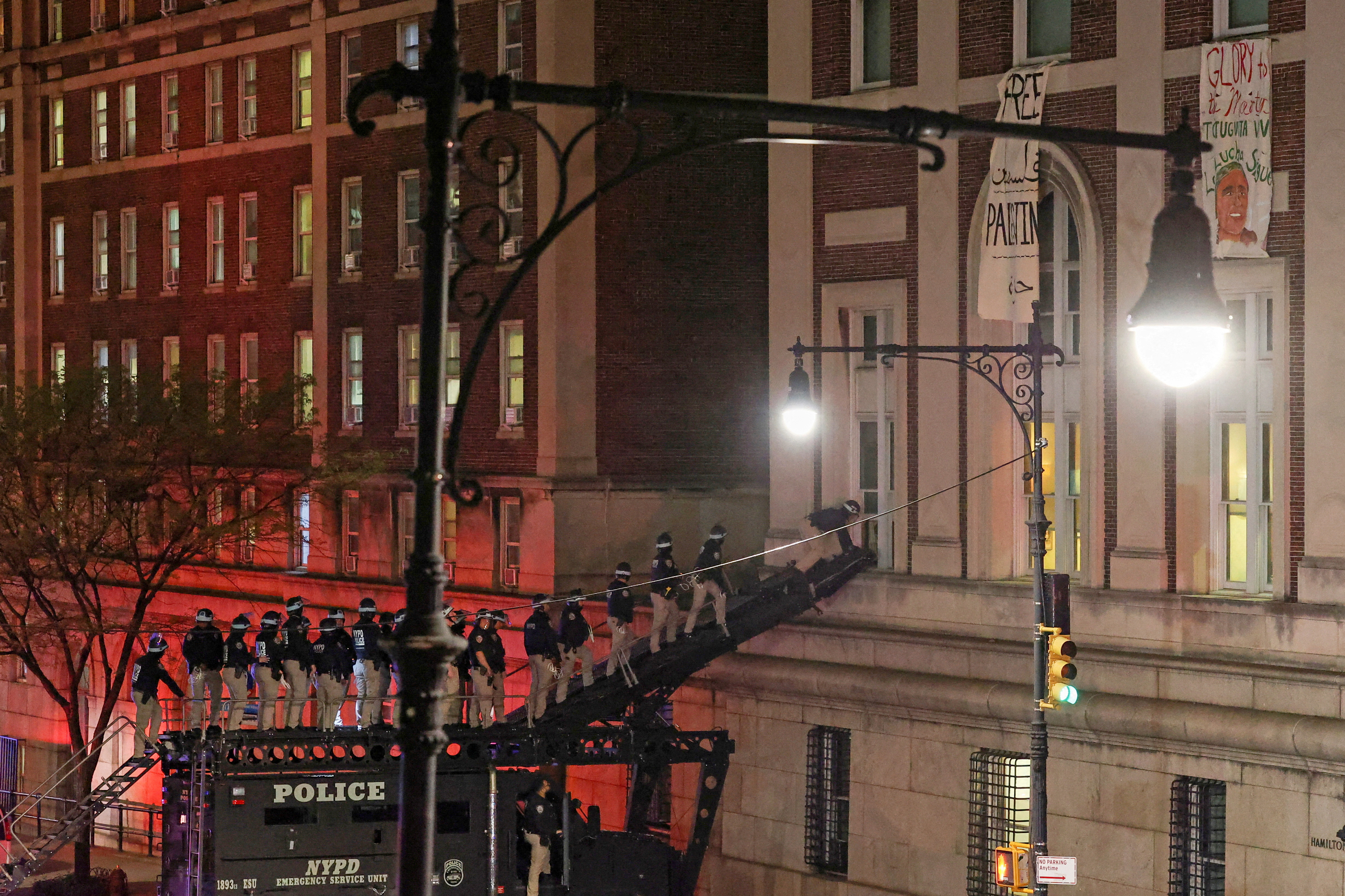 Police use a special vehicle to enter Hamilton Hall which was occupied by protesters, as other officers enter the campus of Columbia University, during the ongoing conflict between Israel and the Palestinian Islamist group Hamas, in New York City, U.S., April 30, 2024. REUTERS/Caitlin Ochs TPX IMAGES OF THE DAY