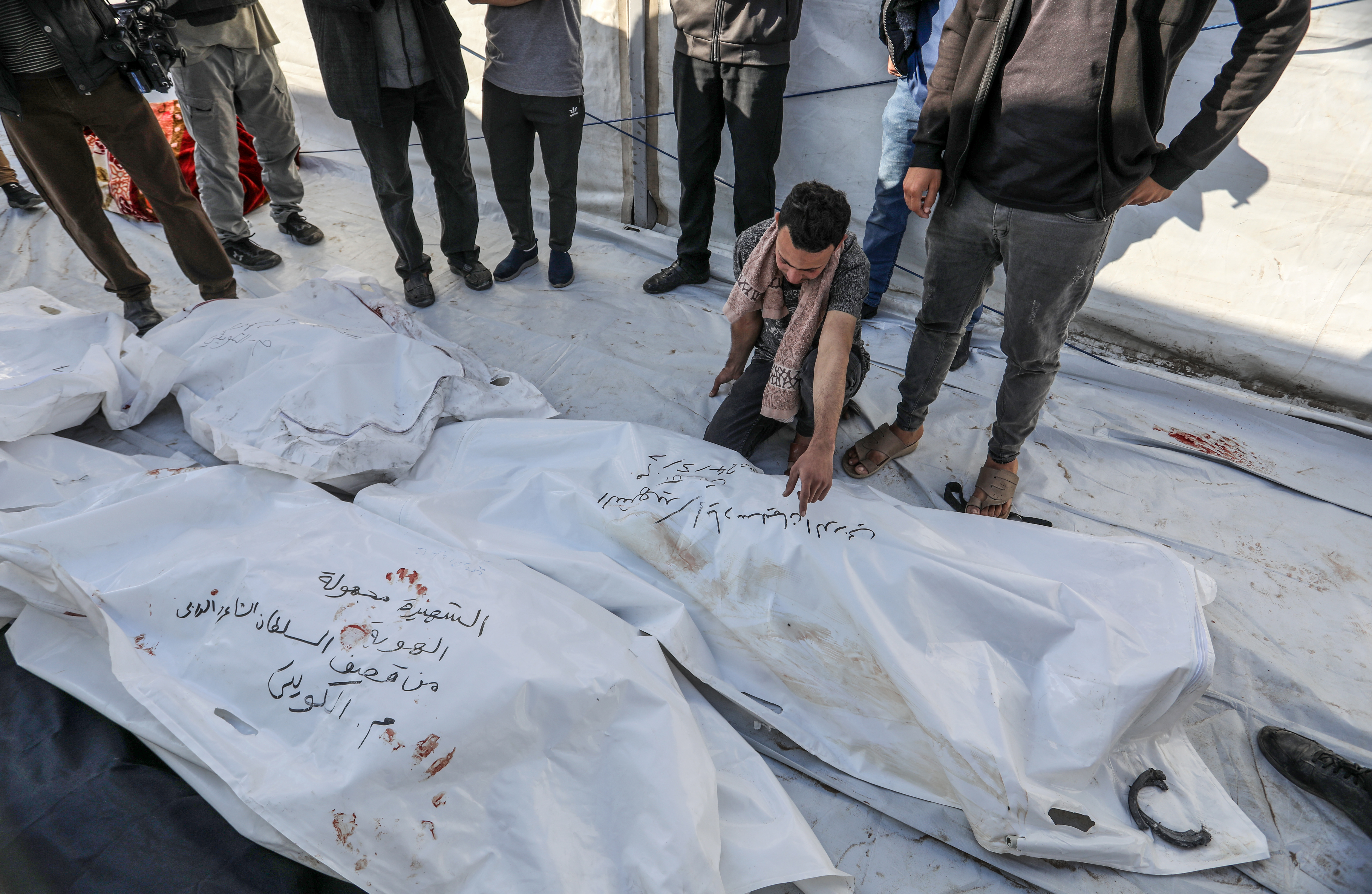 RAFAH, GAZA - MAY 07: Relatives of Palestinians who lost their lives as a result of the Israeli attack 